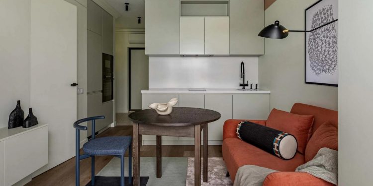 Home office-ban dolgozó fiatal nő eklektikus, színes kis otthona, 38m2