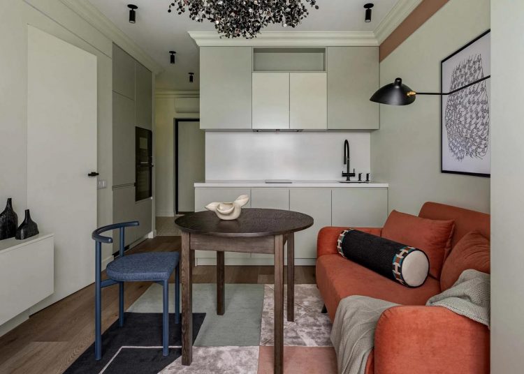 Home office-ban dolgozó fiatal nő eklektikus, színes kis otthona, 38m2