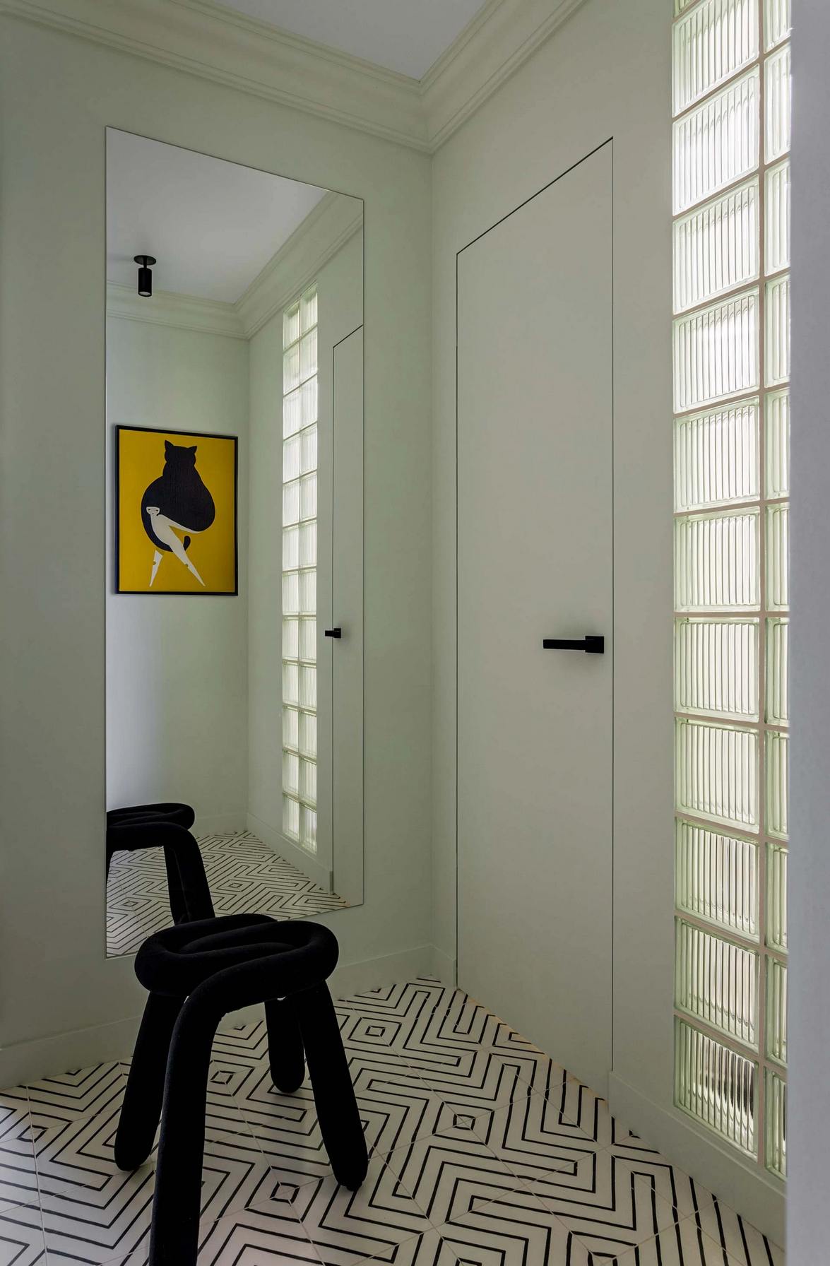 Home office-ban dolgozó fiatal nő eklektikus, színes kis otthona, 38m2