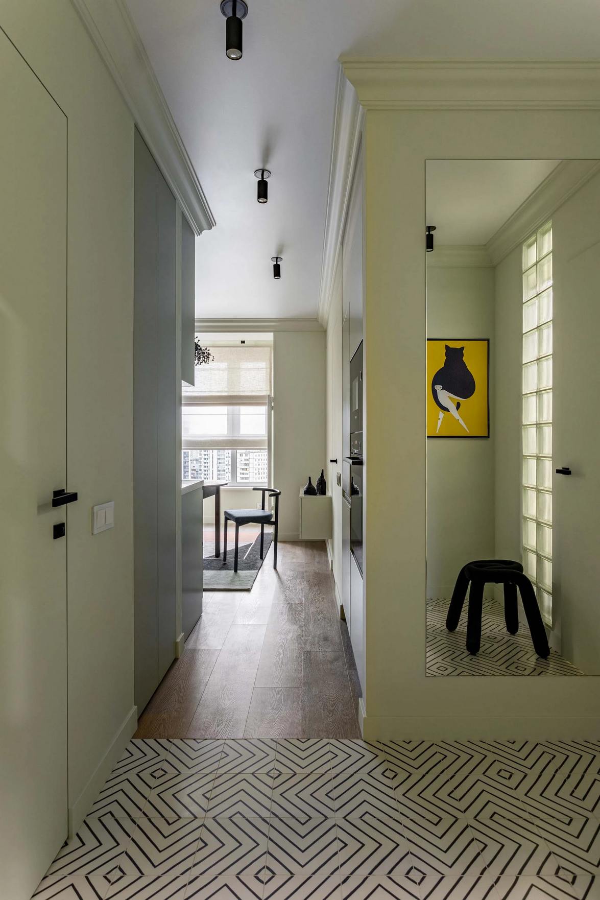 Home office-ban dolgozó fiatal nő eklektikus, színes kis otthona, 38m2