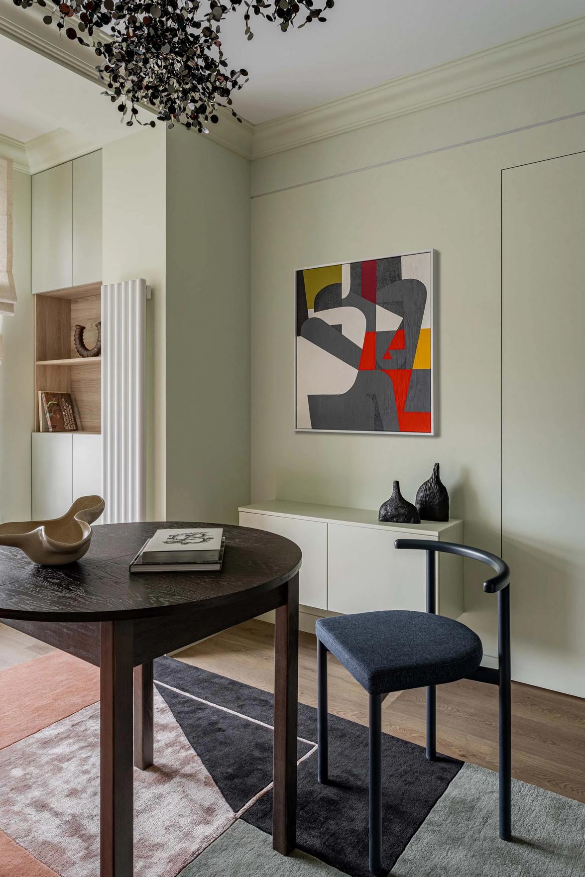 Home office-ban dolgozó fiatal nő eklektikus, színes kis otthona, 38m2