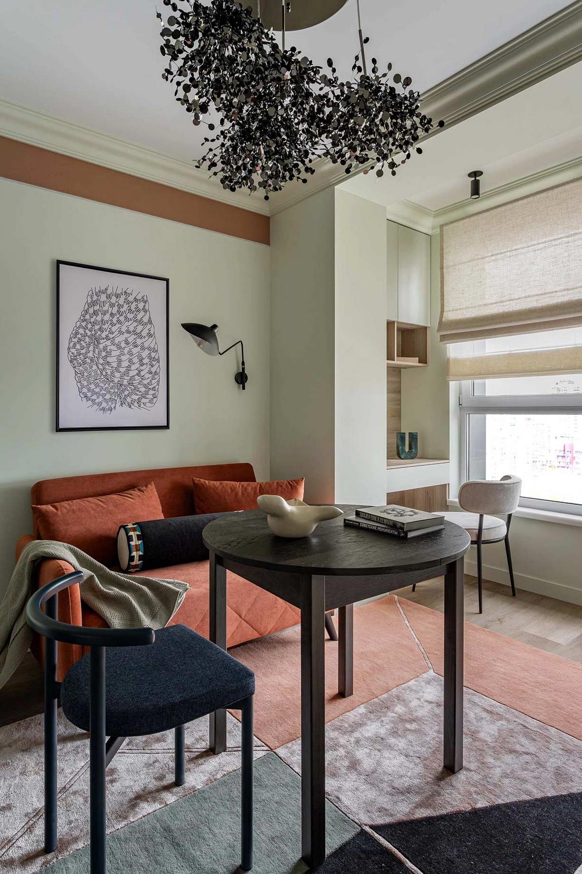 Home office-ban dolgozó fiatal nő eklektikus, színes kis otthona, 38m2