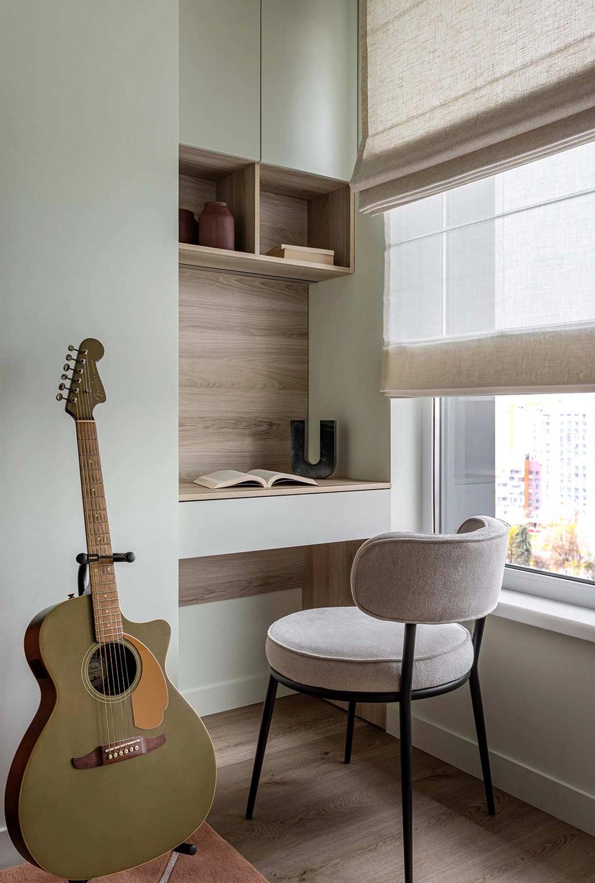 Home office-ban dolgozó fiatal nő eklektikus, színes kis otthona, 38m2