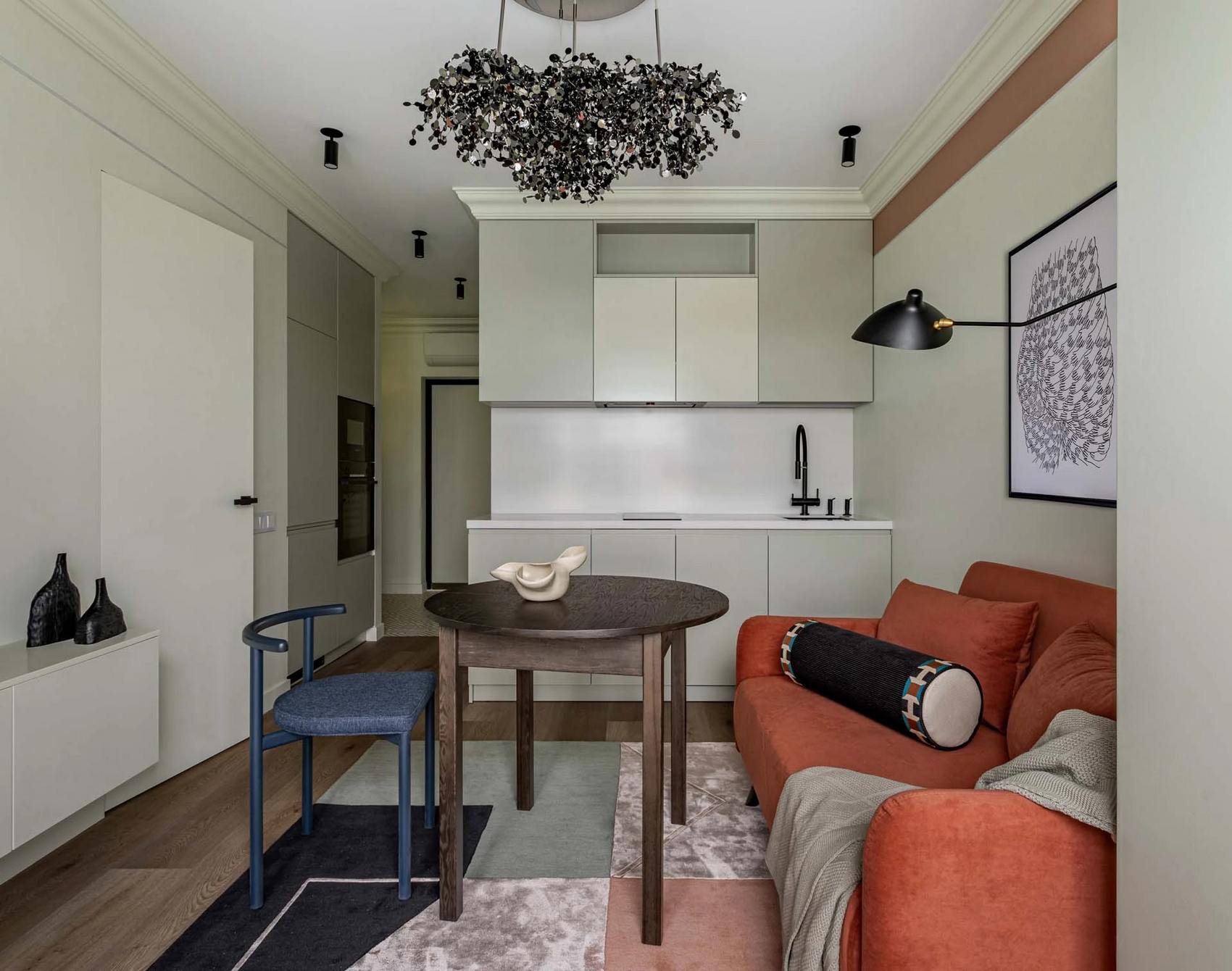 Home office-ban dolgozó fiatal nő eklektikus, színes kis otthona, 38m2