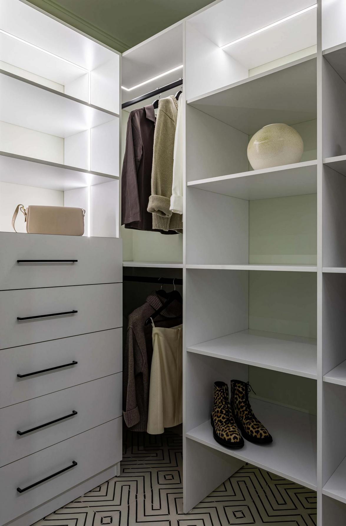 Home office-ban dolgozó fiatal nő eklektikus, színes kis otthona, 38m2