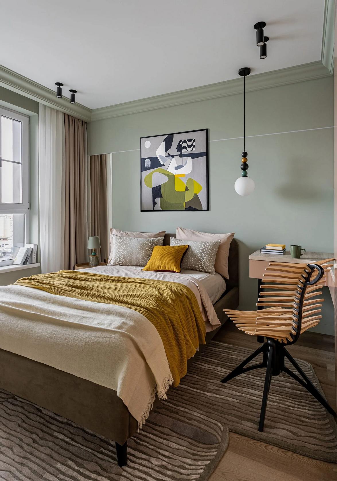 Home office-ban dolgozó fiatal nő eklektikus, színes kis otthona, 38m2