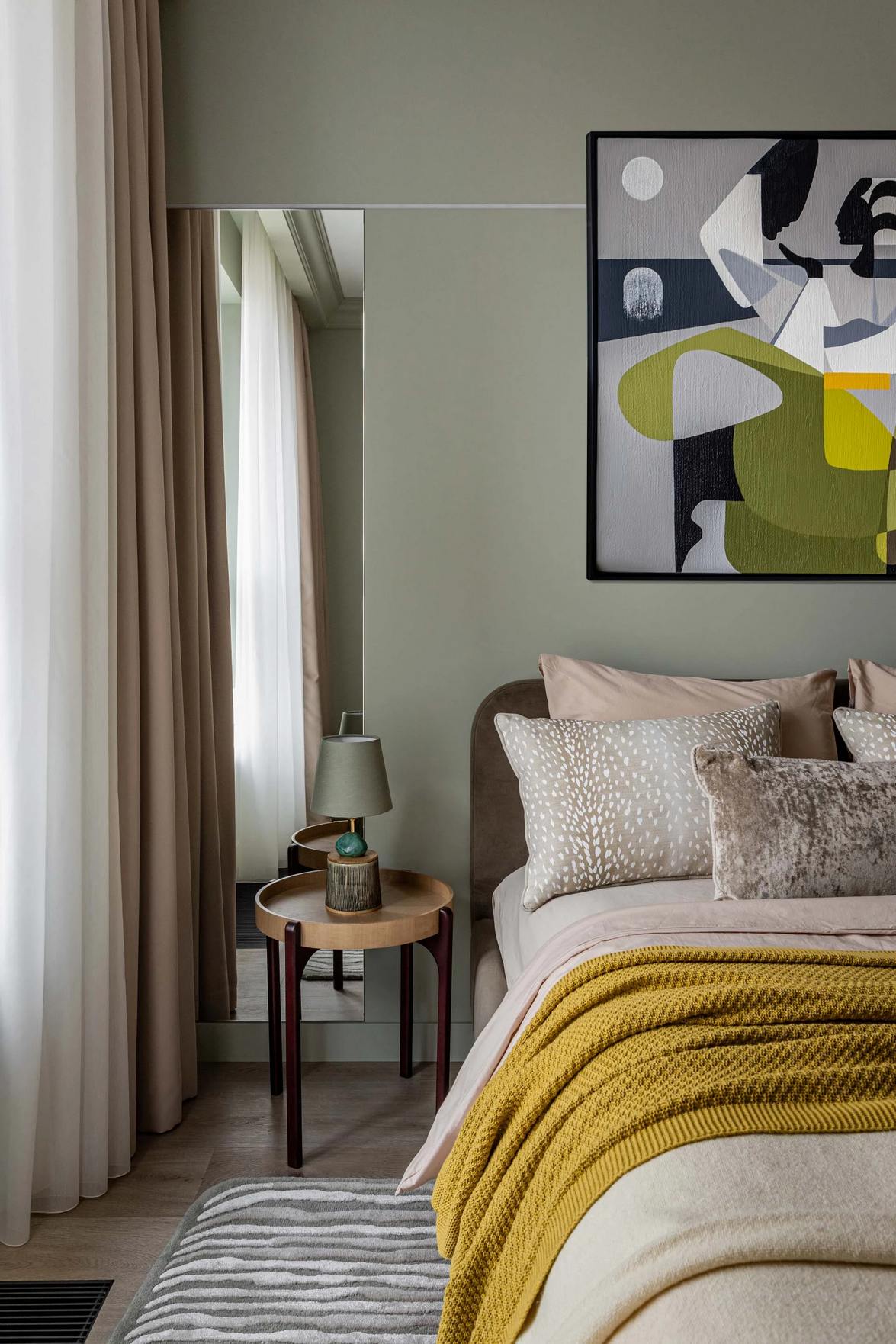 Home office-ban dolgozó fiatal nő eklektikus, színes kis otthona, 38m2