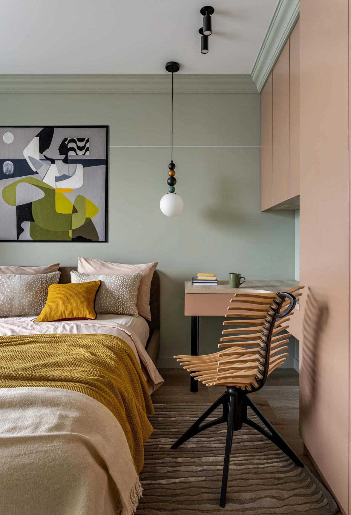 Home office-ban dolgozó fiatal nő eklektikus, színes kis otthona, 38m2