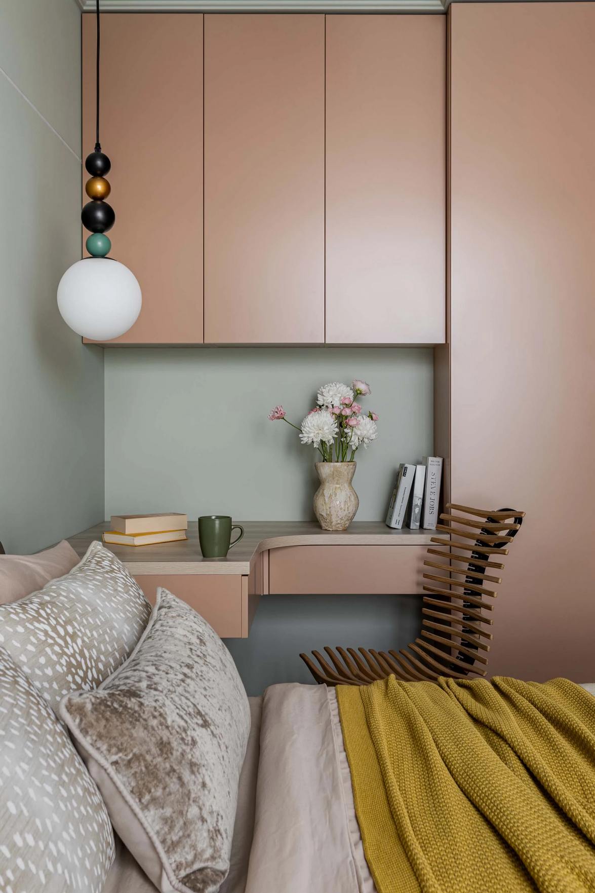 Home office-ban dolgozó fiatal nő eklektikus, színes kis otthona, 38m2