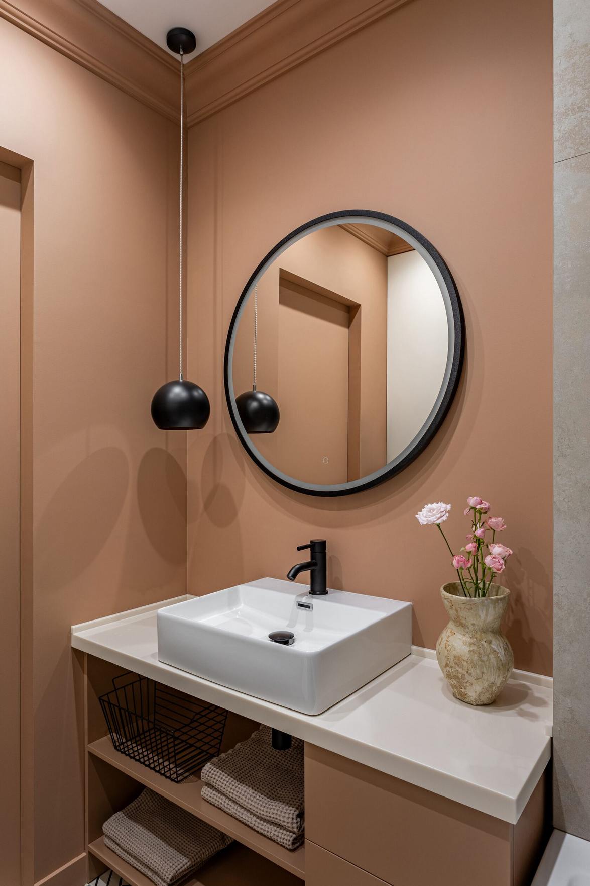 Home office-ban dolgozó fiatal nő eklektikus, színes kis otthona, 38m2