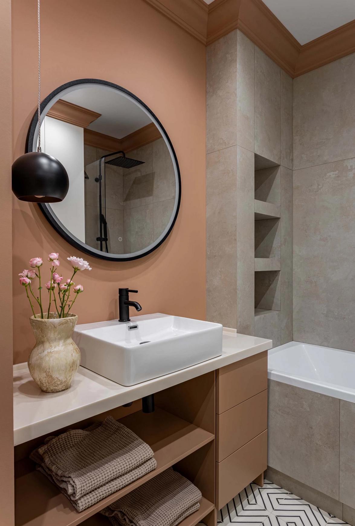 Home office-ban dolgozó fiatal nő eklektikus, színes kis otthona, 38m2