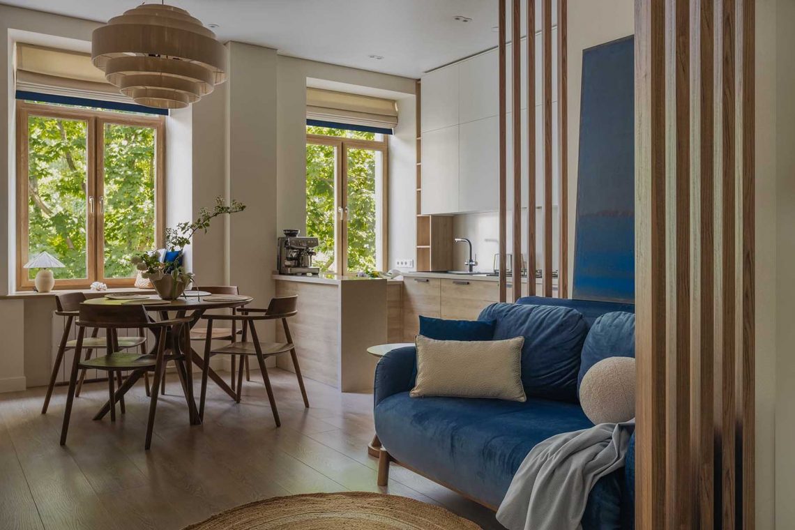 Homokszínek, kék részletek és meleg fa egy 75 m2-es lakás enteriőrjében