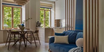 Homokszínek, kék részletek és meleg fa egy 75 m2-es lakás enteriőrjében