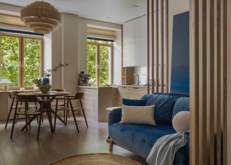 Homokszínek, kék részletek és meleg fa egy 75 m2-es lakás enteriőrjében