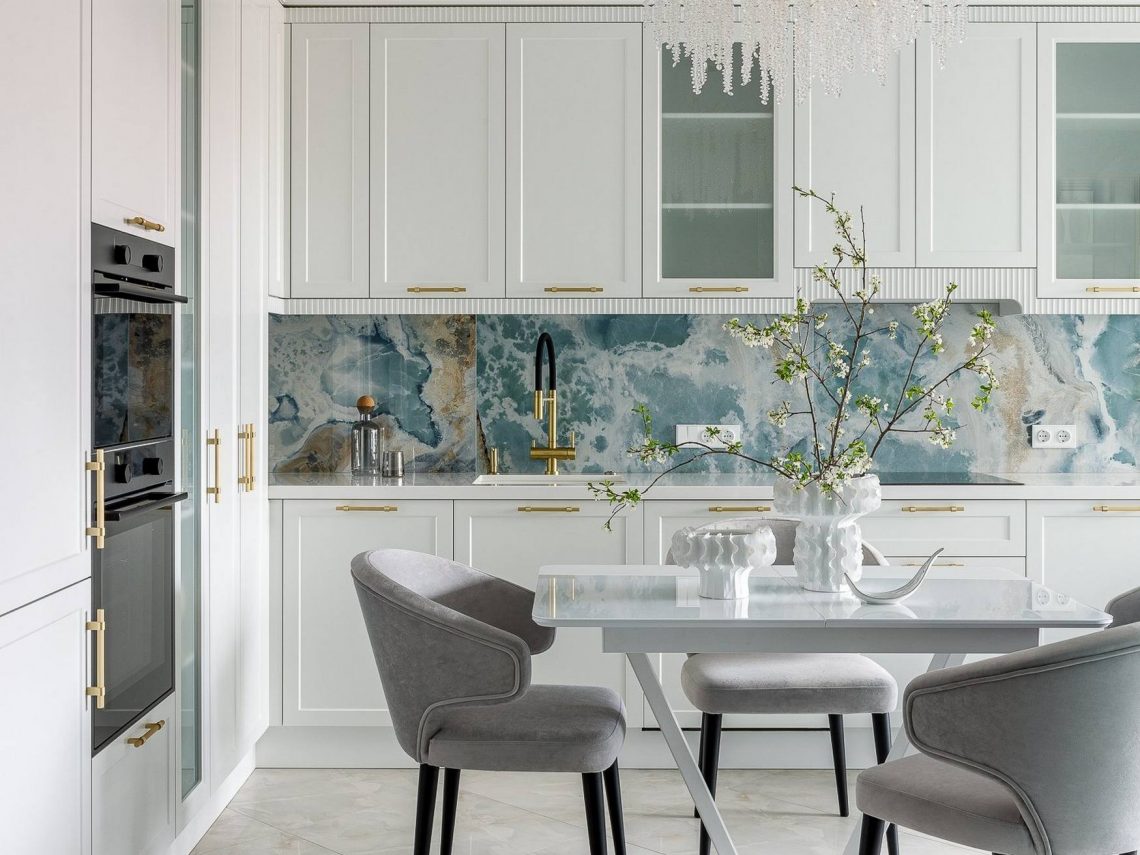 Elegáns, átgondolt, sikkes enteriőr háromszobás lakásban