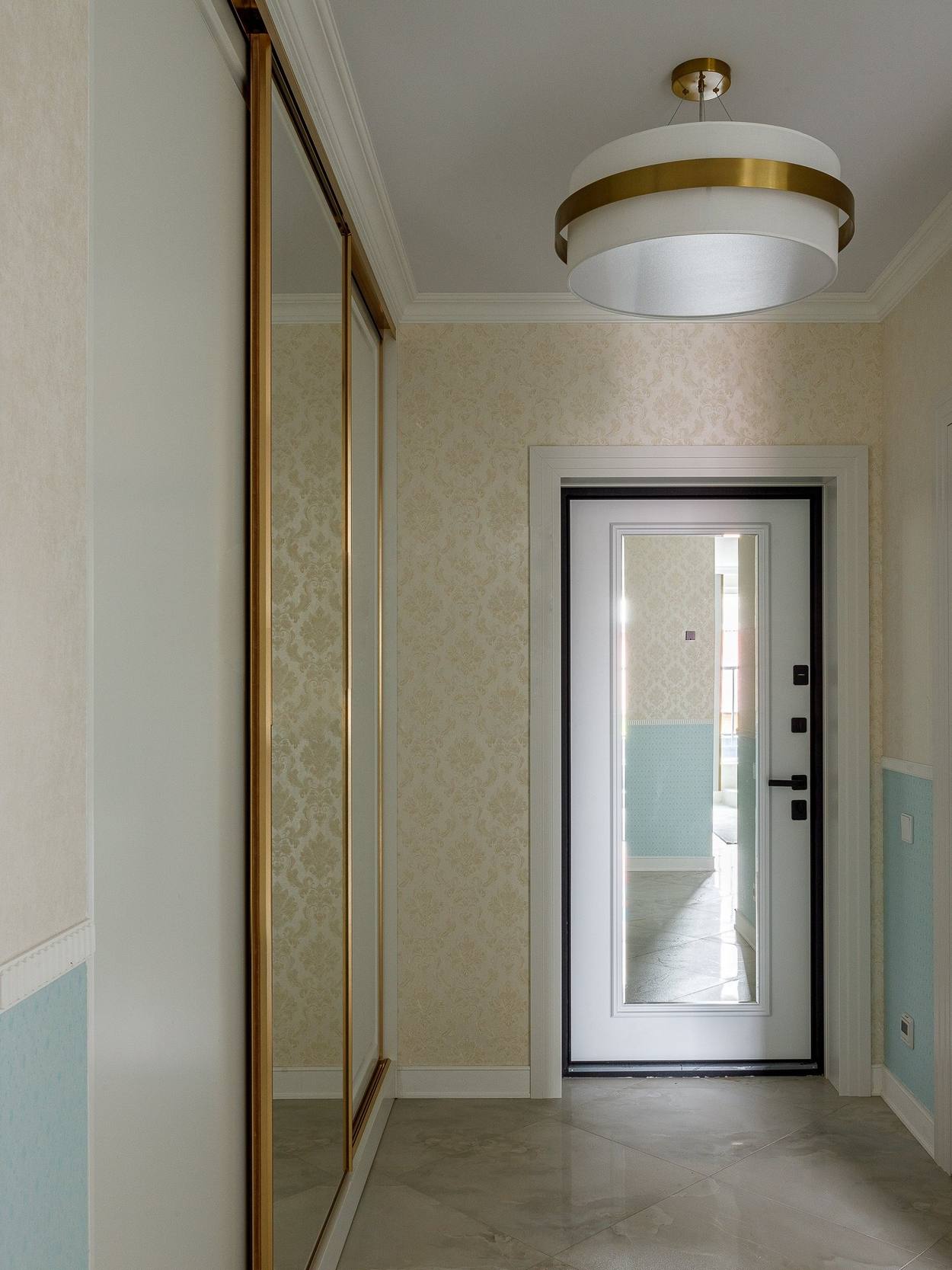 Elegáns, átgondolt, sikkes enteriőr háromszobás lakásban Elegáns, átgondolt, sikkes enteriőr háromszobás lakásban