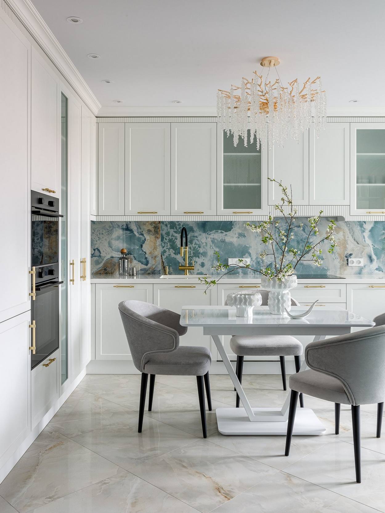 Elegáns, átgondolt, sikkes enteriőr háromszobás lakásban Elegáns, átgondolt, sikkes enteriőr háromszobás lakásban