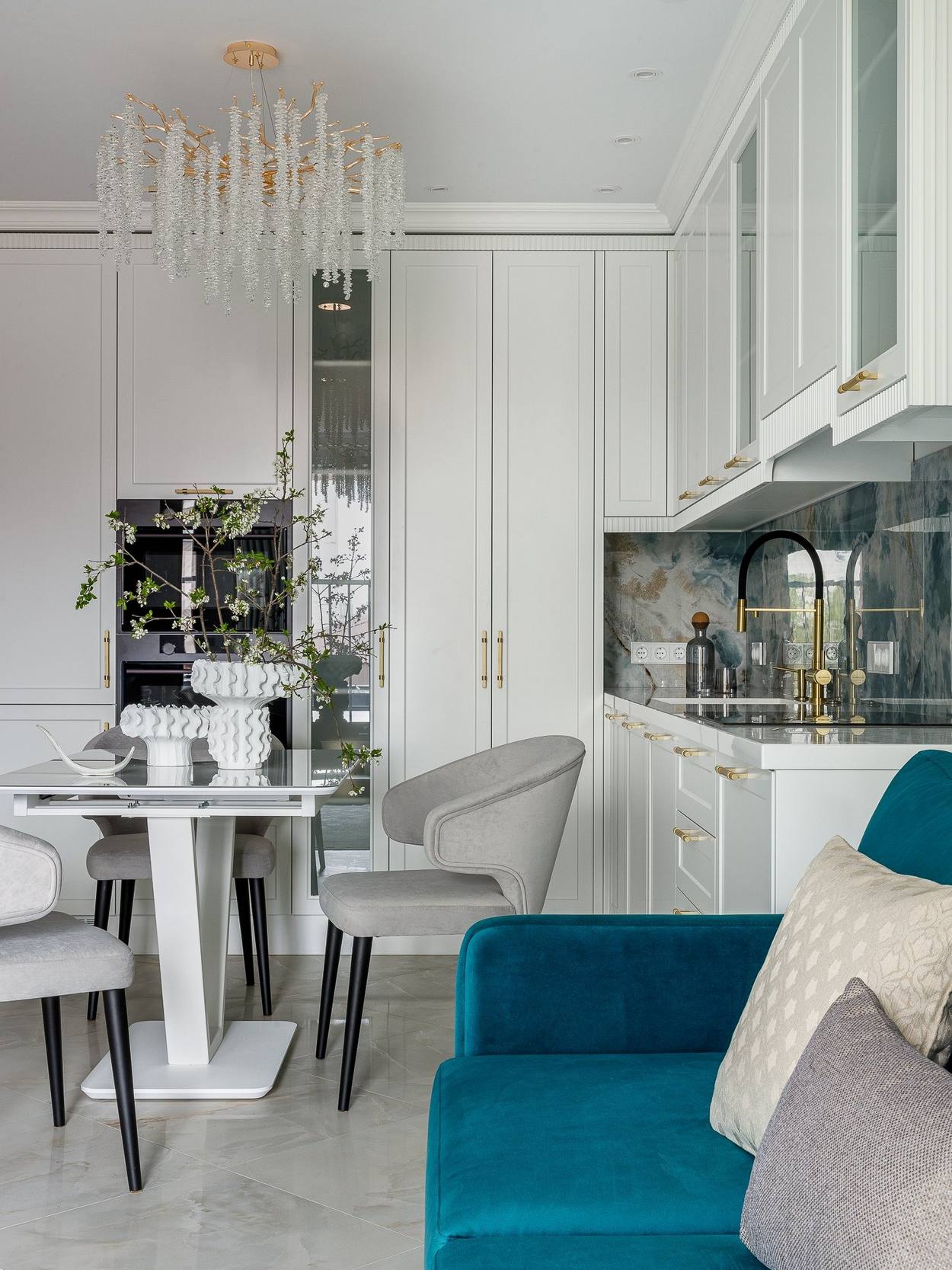 Elegáns, átgondolt, sikkes enteriőr háromszobás lakásban Elegáns, átgondolt, sikkes enteriőr háromszobás lakásban