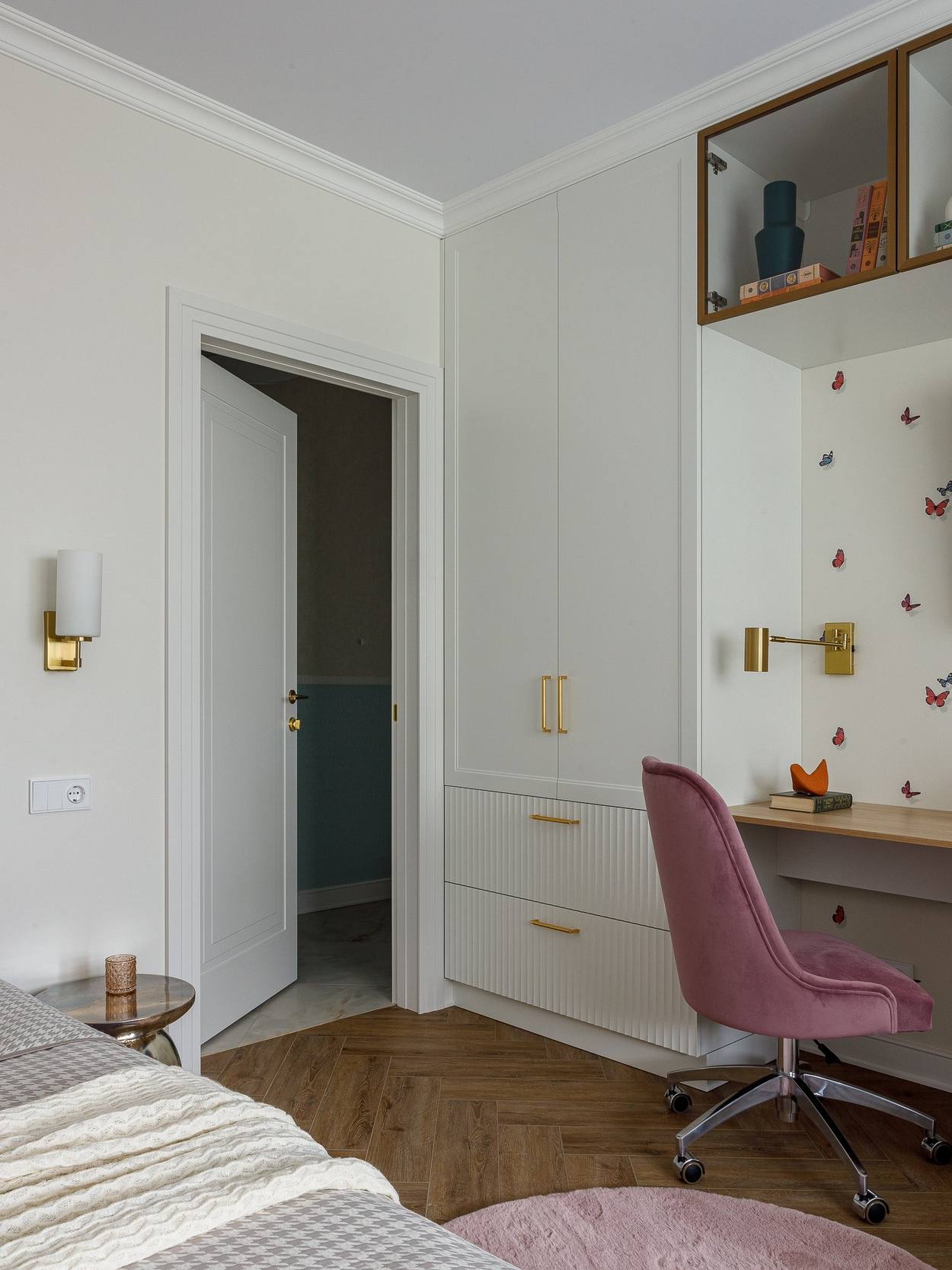 Elegáns, átgondolt, sikkes enteriőr háromszobás lakásban Elegáns, átgondolt, sikkes enteriőr háromszobás lakásban