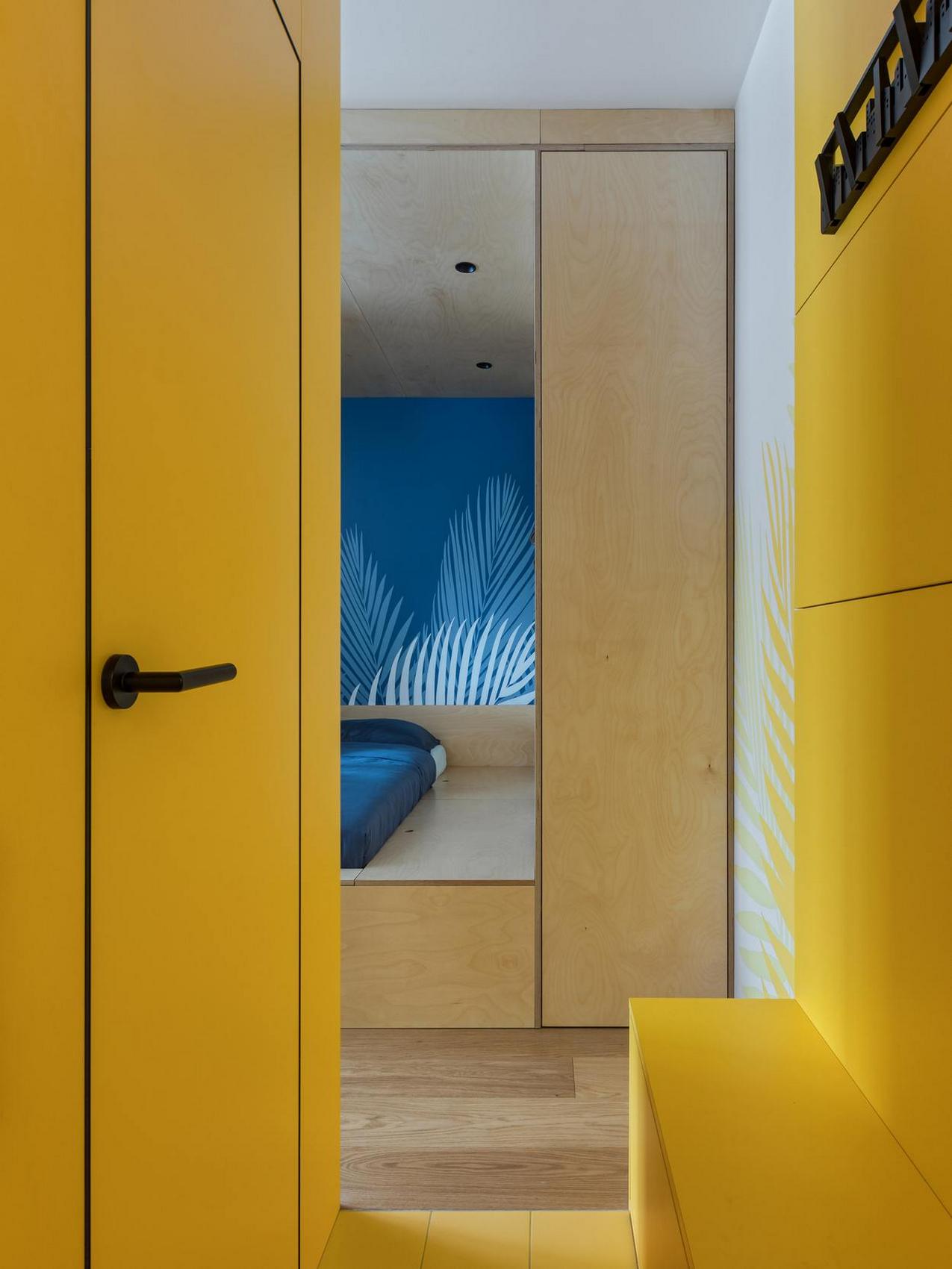 Informatikus lány kreatívan berendezett, színes, 25 m2-es lakása dobogóra emelt ággyal Informatikus lány kreatívan berendezett, színes, 25 m2-es lakása dobogóra emelt ággyal