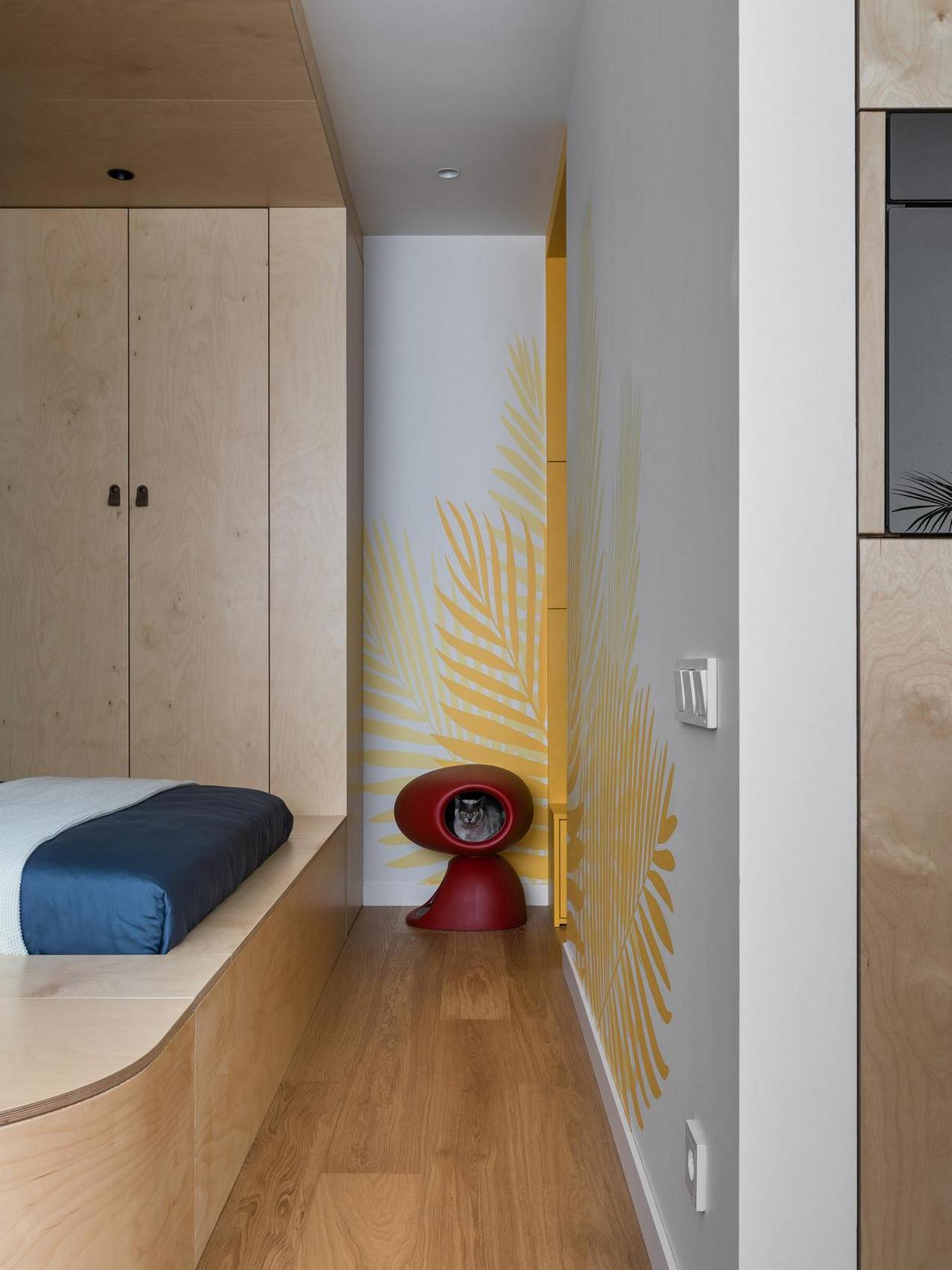 Informatikus lány kreatívan berendezett, színes, 25 m2-es lakása dobogóra emelt ággyal Informatikus lány kreatívan berendezett, színes, 25 m2-es lakása dobogóra emelt ággyal