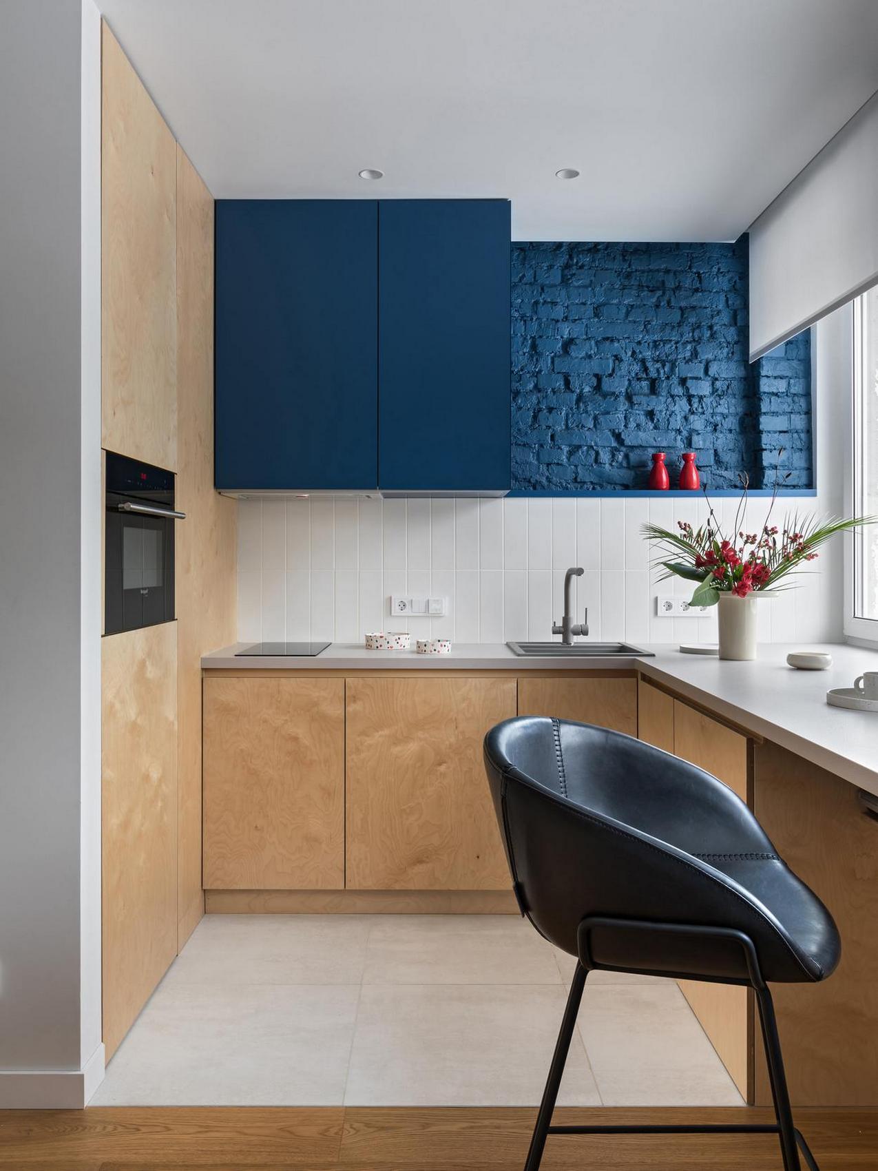 Informatikus lány kreatívan berendezett, színes, 25 m2-es lakása dobogóra emelt ággyal Informatikus lány kreatívan berendezett, színes, 25 m2-es lakása dobogóra emelt ággyal