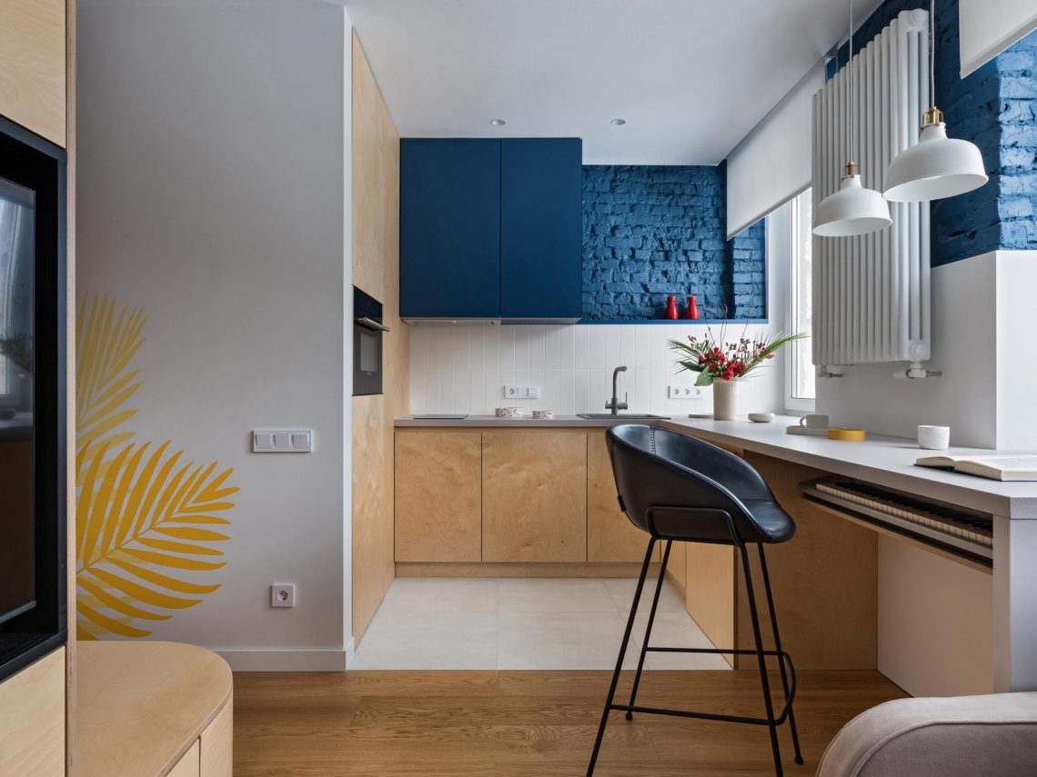 Informatikus lány kreatívan berendezett, színes, 25 m2-es lakása dobogóra emelt ággyal