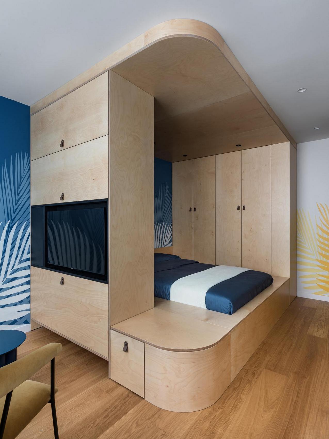 Informatikus lány kreatívan berendezett, színes, 25 m2-es lakása dobogóra emelt ággyal Informatikus lány kreatívan berendezett, színes, 25 m2-es lakása dobogóra emelt ággyal