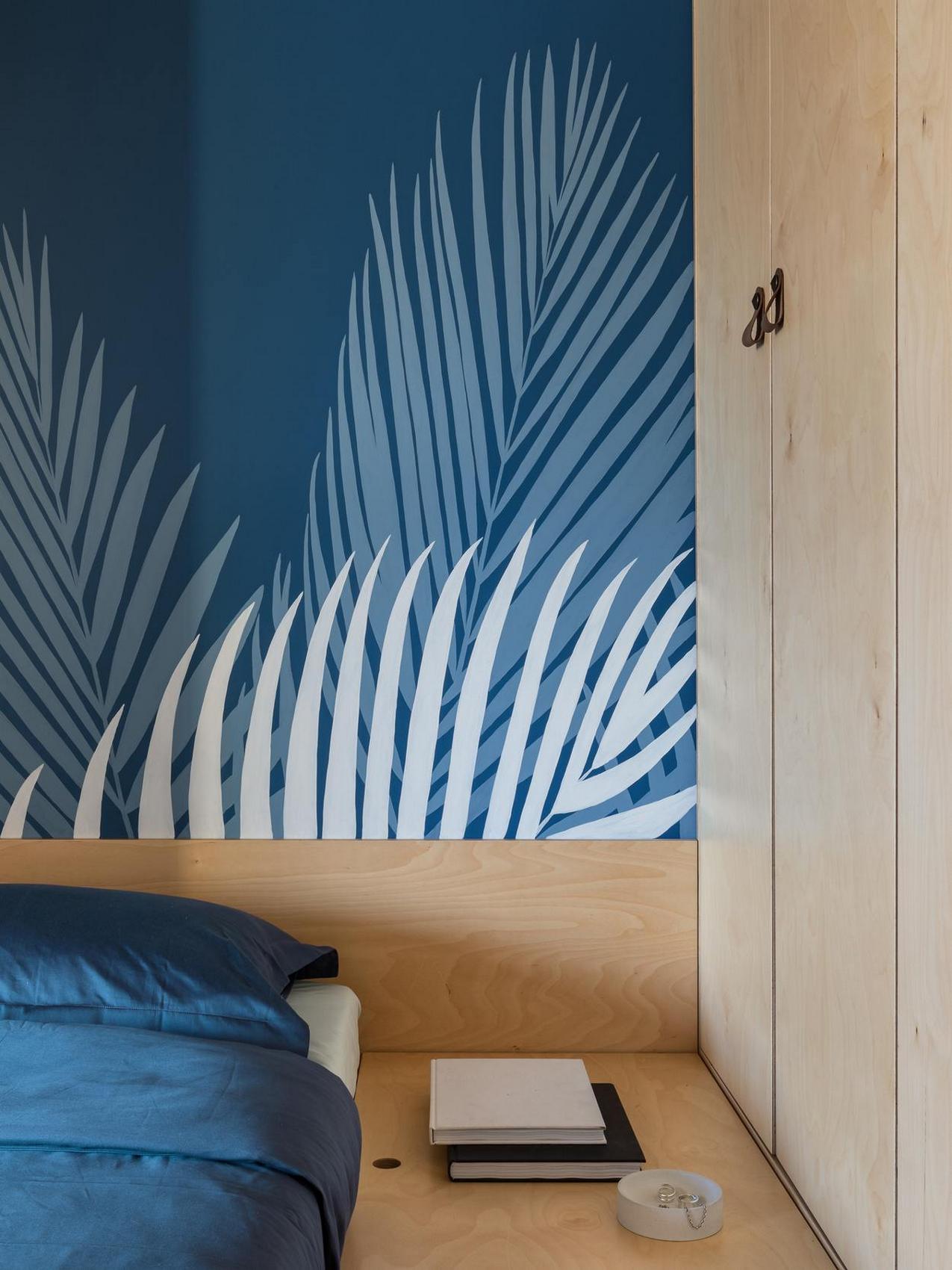 Informatikus lány kreatívan berendezett, színes, 25 m2-es lakása dobogóra emelt ággyal Informatikus lány kreatívan berendezett, színes, 25 m2-es lakása dobogóra emelt ággyal