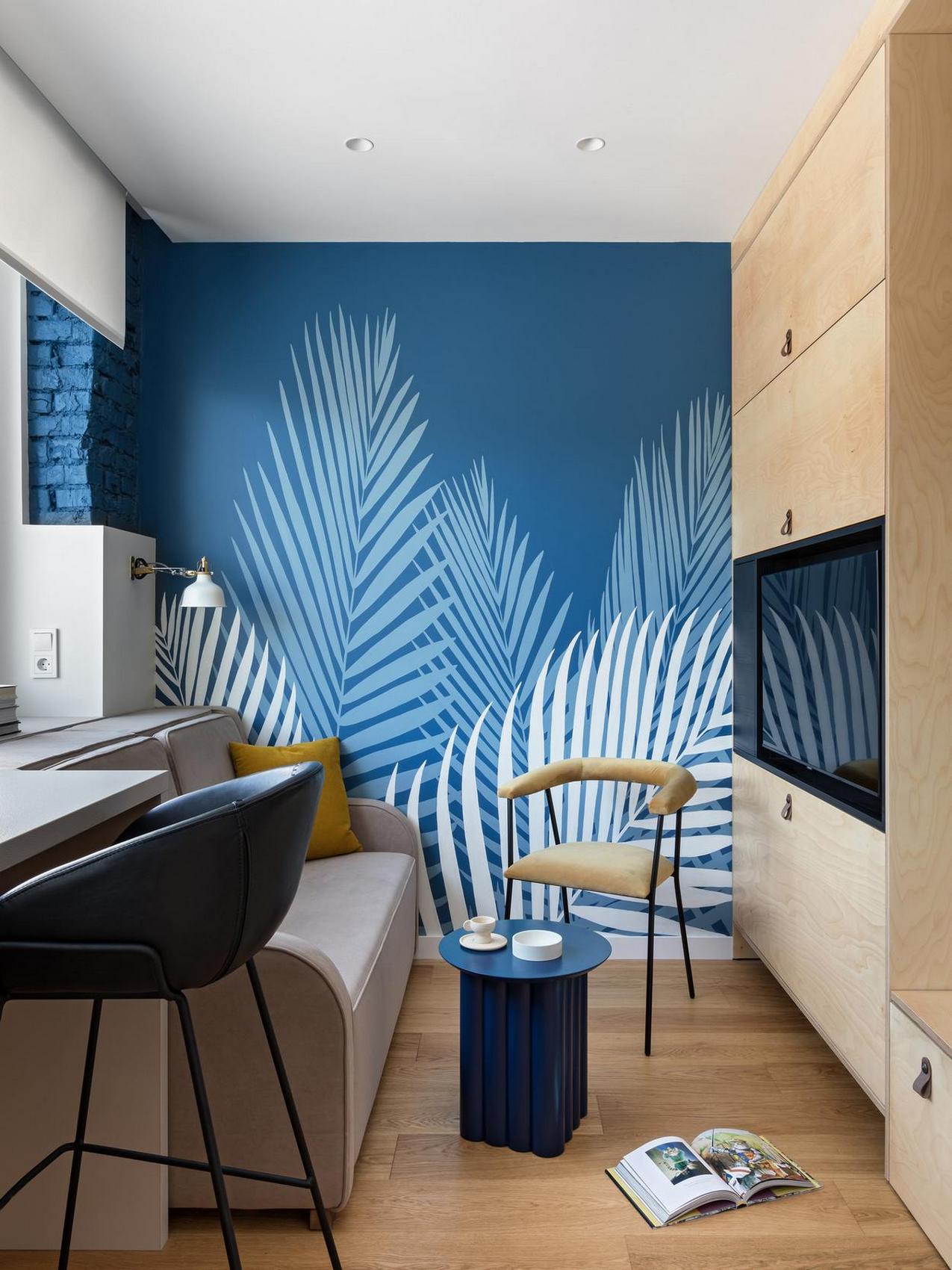 Informatikus lány kreatívan berendezett, színes, 25 m2-es lakása dobogóra emelt ággyal Informatikus lány kreatívan berendezett, színes, 25 m2-es lakása dobogóra emelt ággyal