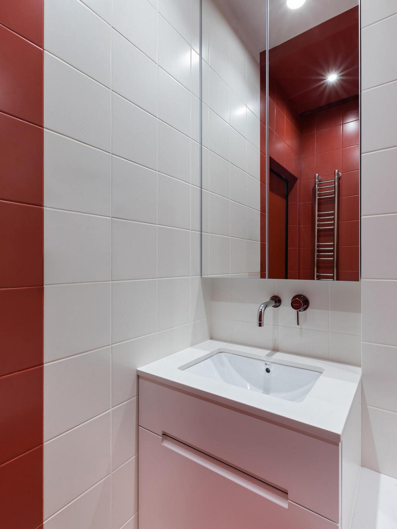 Informatikus lány kreatívan berendezett, színes, 25 m2-es lakása dobogóra emelt ággyal Informatikus lány kreatívan berendezett, színes, 25 m2-es lakása dobogóra emelt ággyal