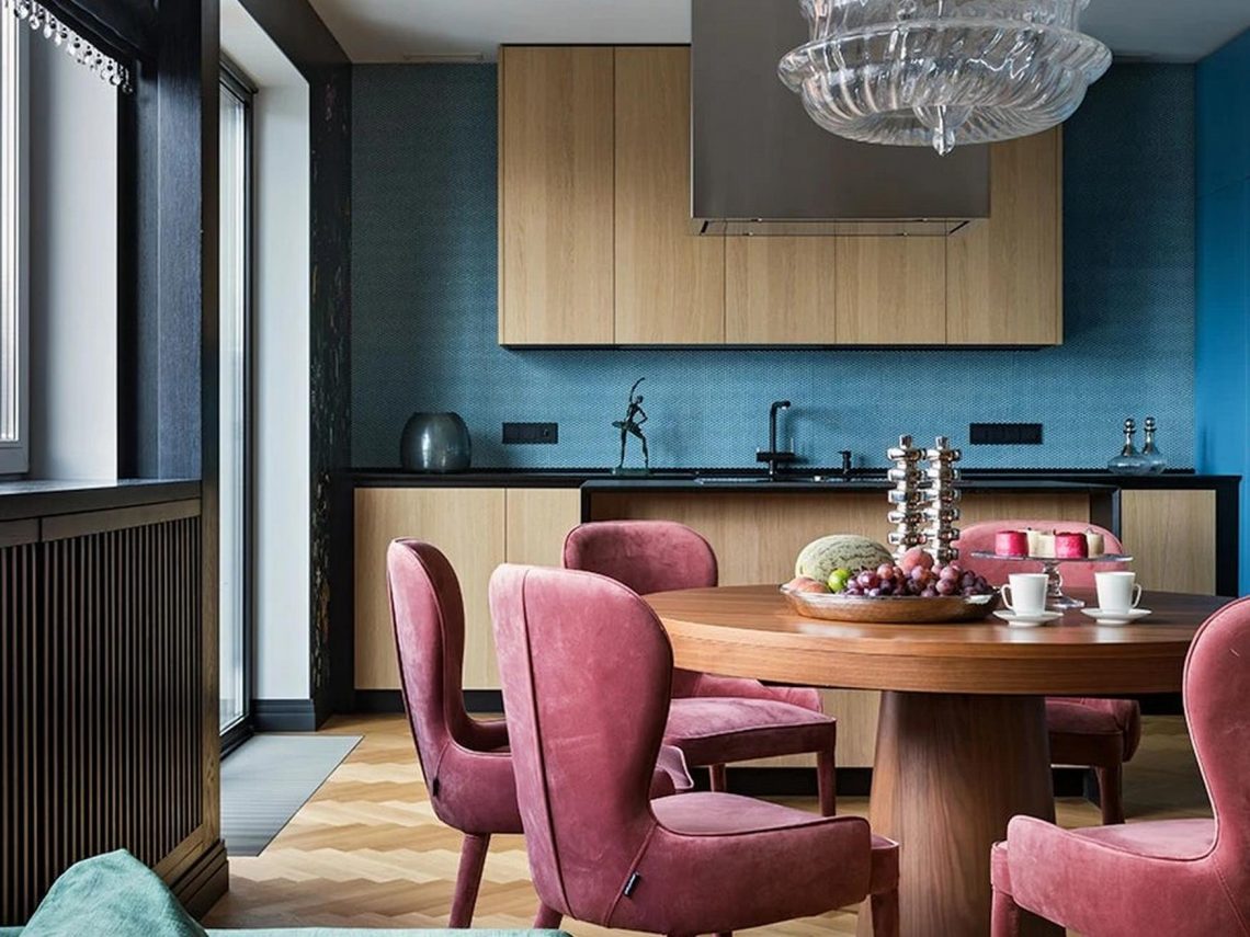 Kétgyermekes család négyszobás otthona színes, életteli dekorációval