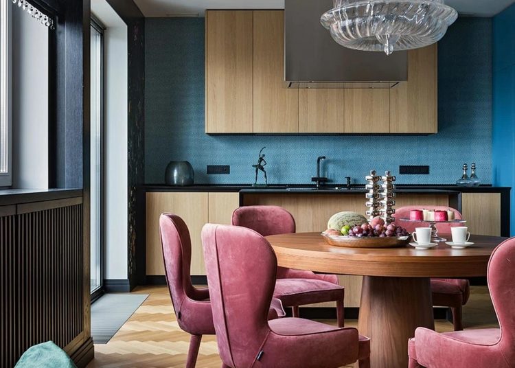 Kétgyermekes család négyszobás otthona színes, életteli dekorációval