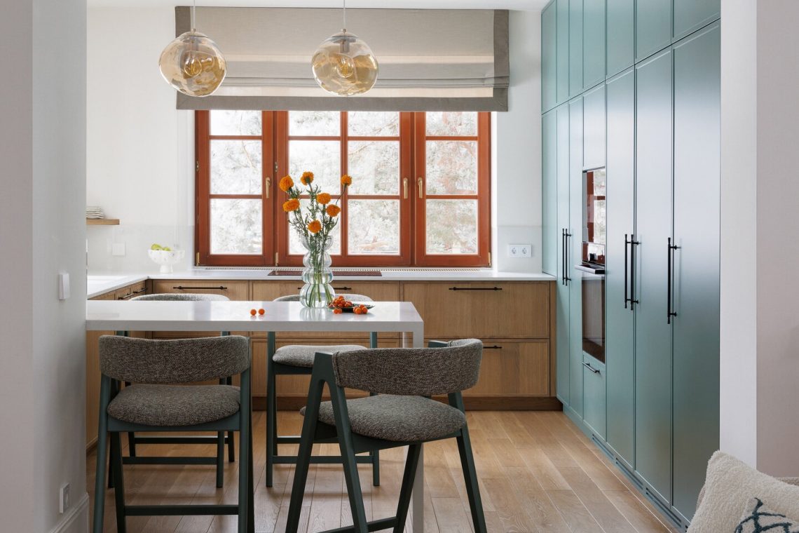 Világos tónusok, természetes textúrák, amerikai klasszikus elemek 134 m2-en