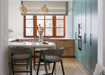 Világos tónusok, természetes textúrák, amerikai klasszikus elemek 134 m2-en