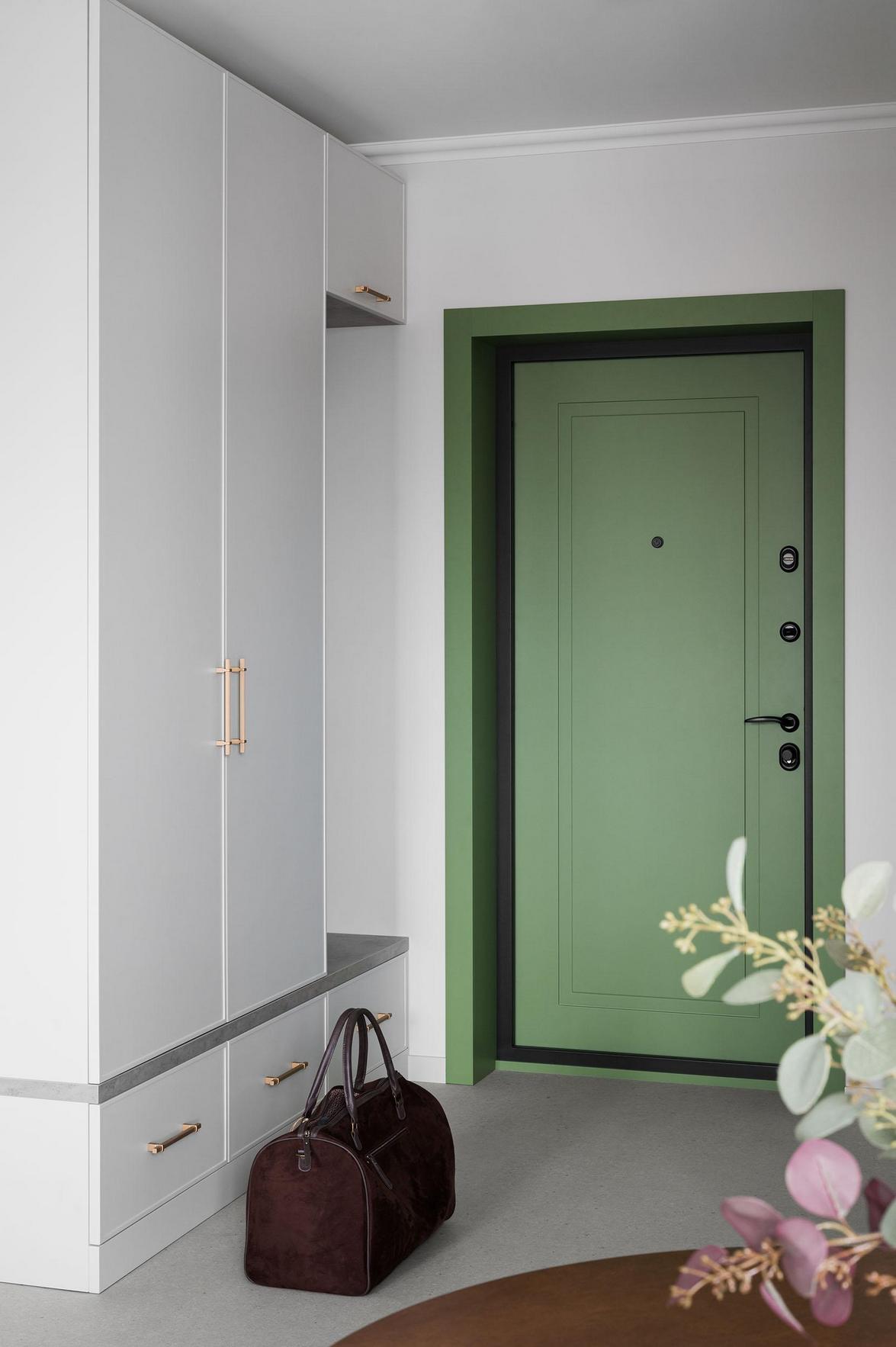 Konyha lett a fő látványelem: természetes kő és üde zöld árnyalatok 56 m²‑es lakásban