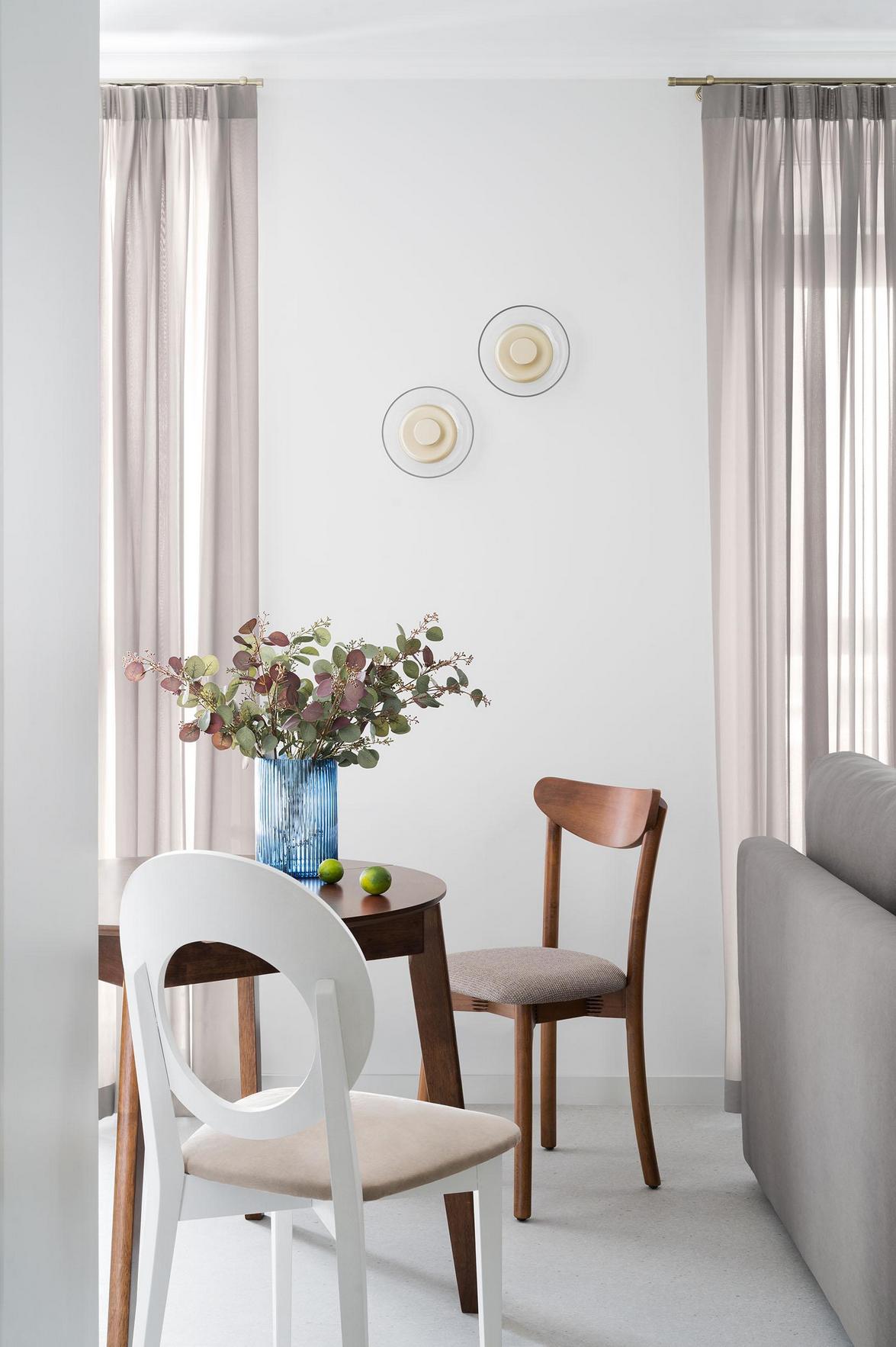 Konyha lett a fő látványelem: természetes kő és üde zöld árnyalatok 56 m²‑es lakásban