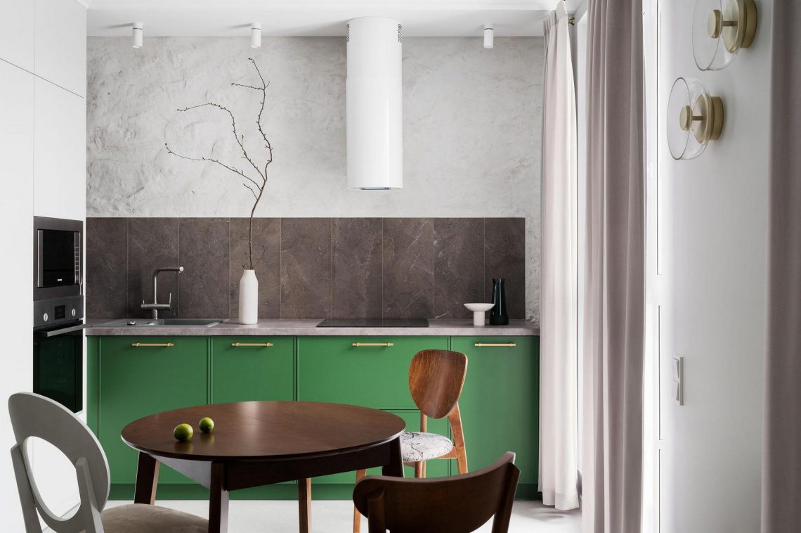 Konyha lett a fő látványelem: természetes kő és üde zöld árnyalatok 56 m²‑es lakásban