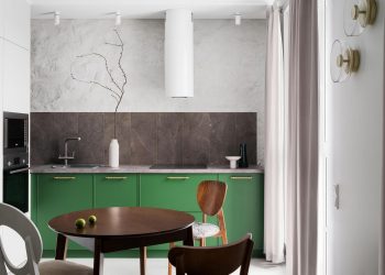 Konyha lett a fő látványelem: természetes kő és üde zöld árnyalatok 56 m²‑es lakásban