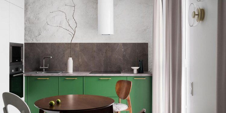 Konyha lett a fő látványelem: természetes kő és üde zöld árnyalatok 56 m²‑es lakásban