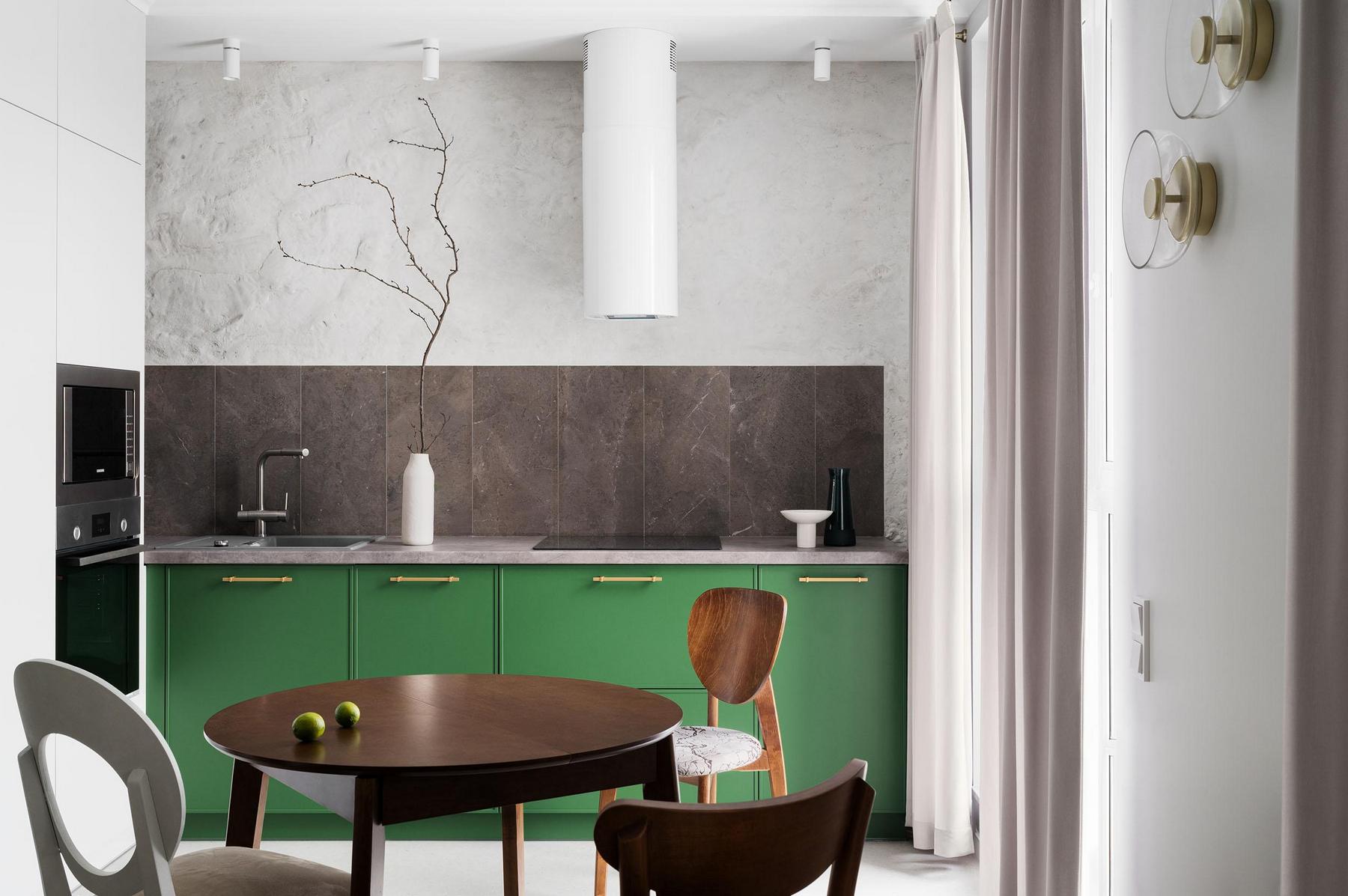 Konyha lett a fő látványelem: természetes kő és üde zöld árnyalatok 56 m²‑es lakásban