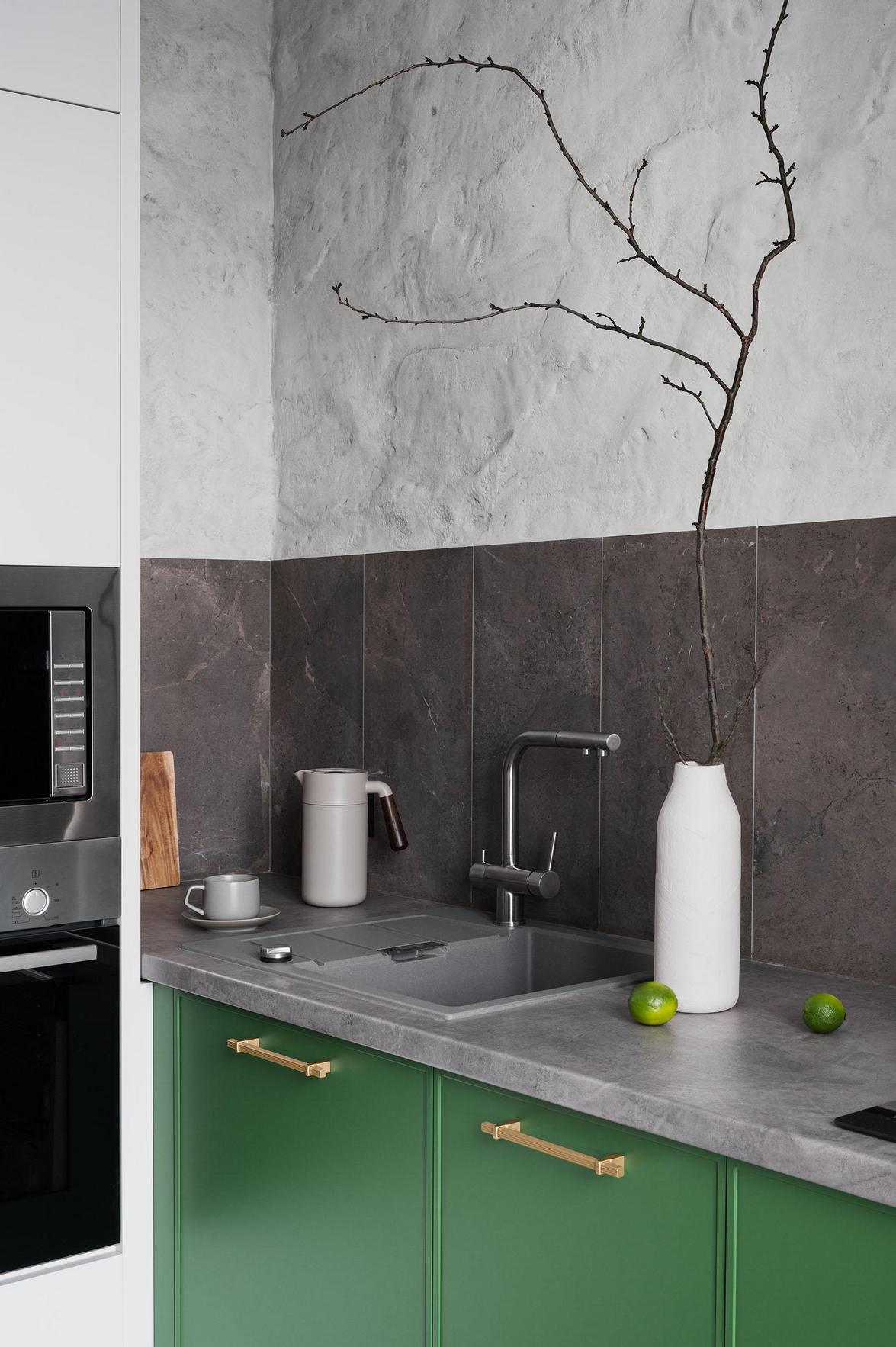 Konyha lett a fő látványelem: természetes kő és üde zöld árnyalatok 56 m²‑es lakásban