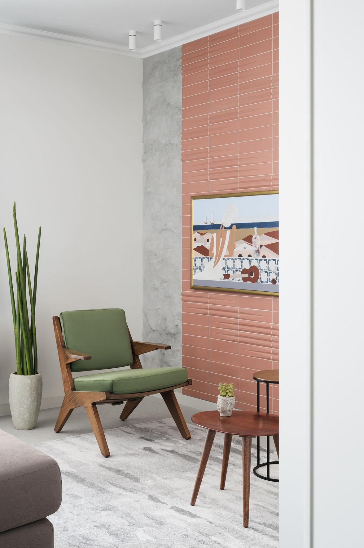 Konyha lett a fő látványelem: természetes kő és üde zöld árnyalatok 56 m²‑es lakásban