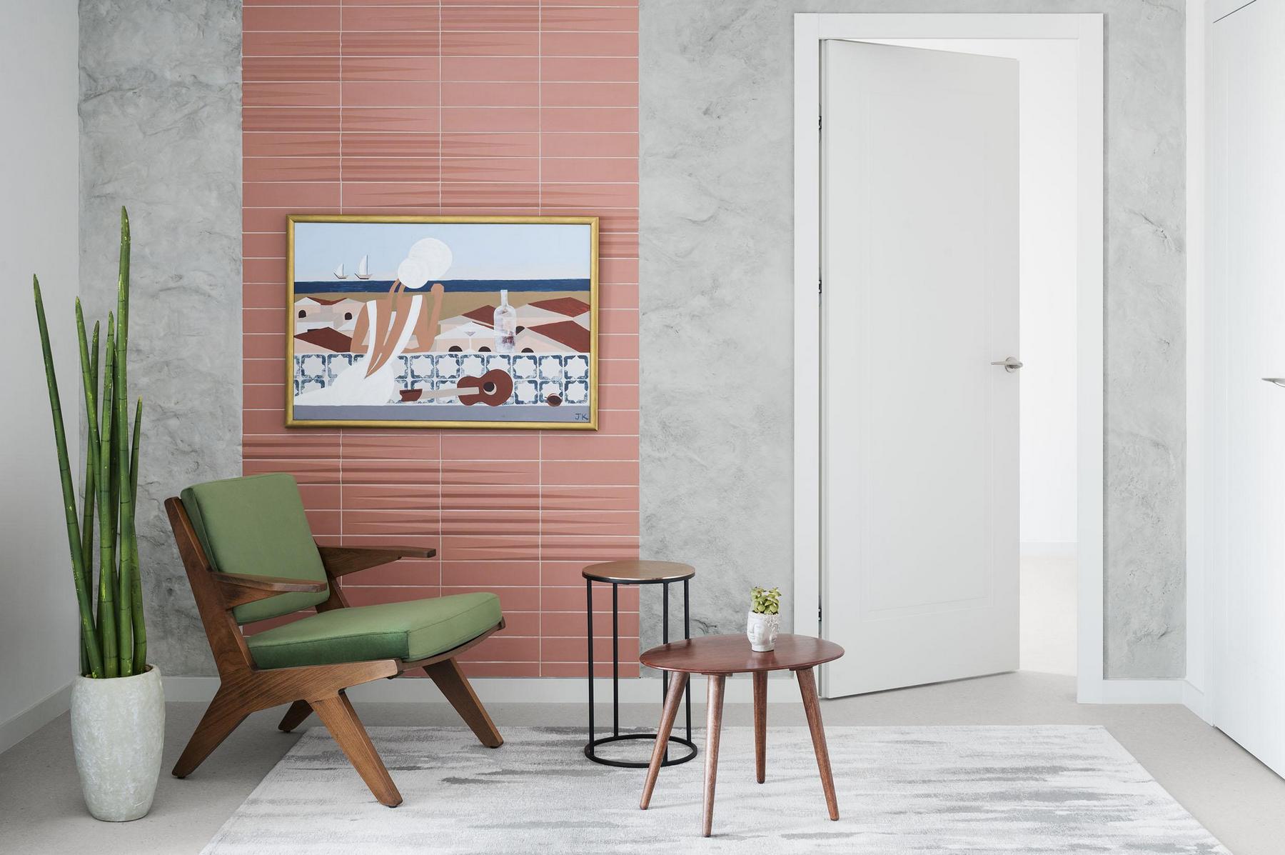 Konyha lett a fő látványelem: természetes kő és üde zöld árnyalatok 56 m²‑es lakásban