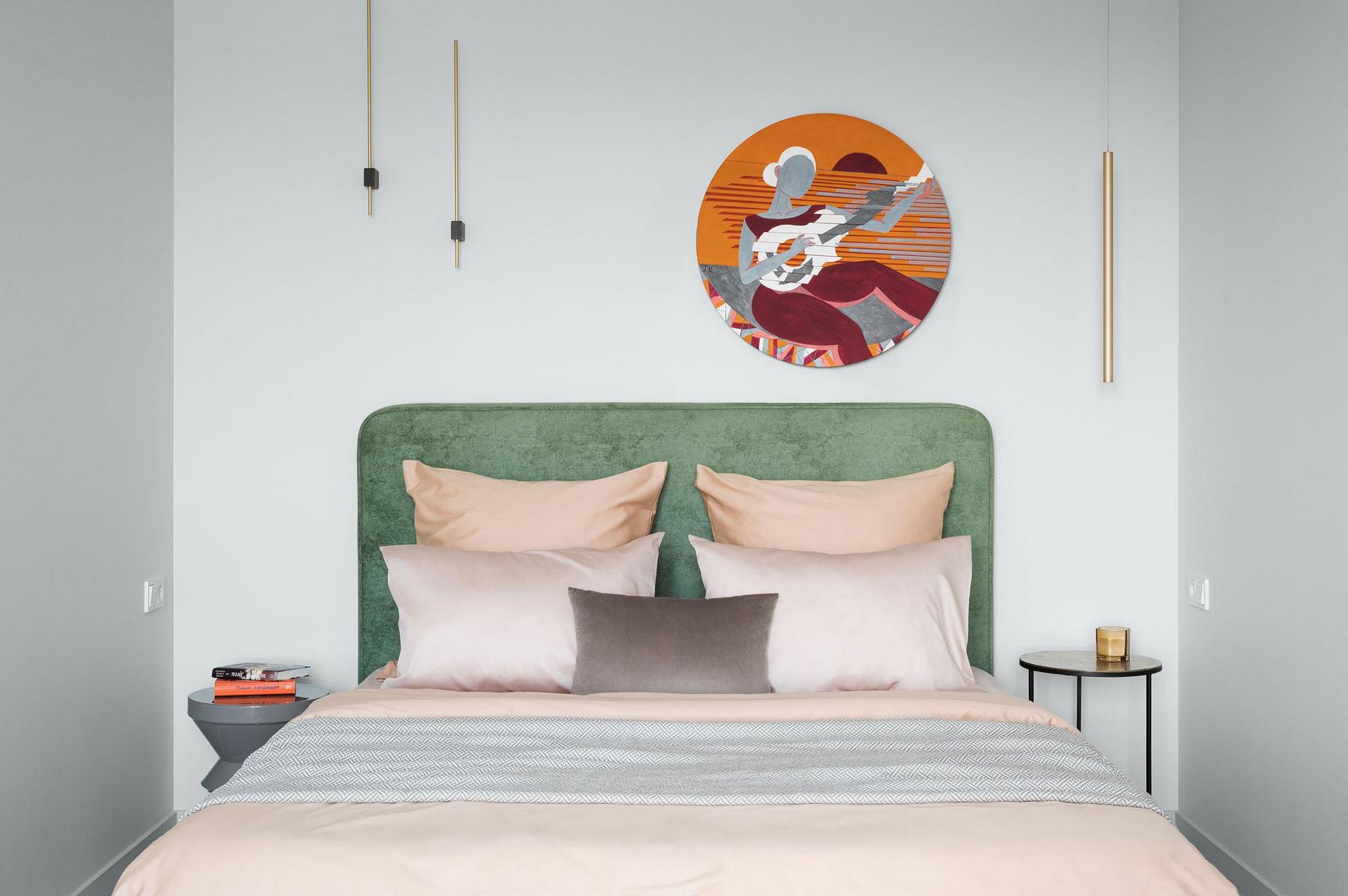 Konyha lett a fő látványelem: természetes kő és üde zöld árnyalatok 56 m²‑es lakásban