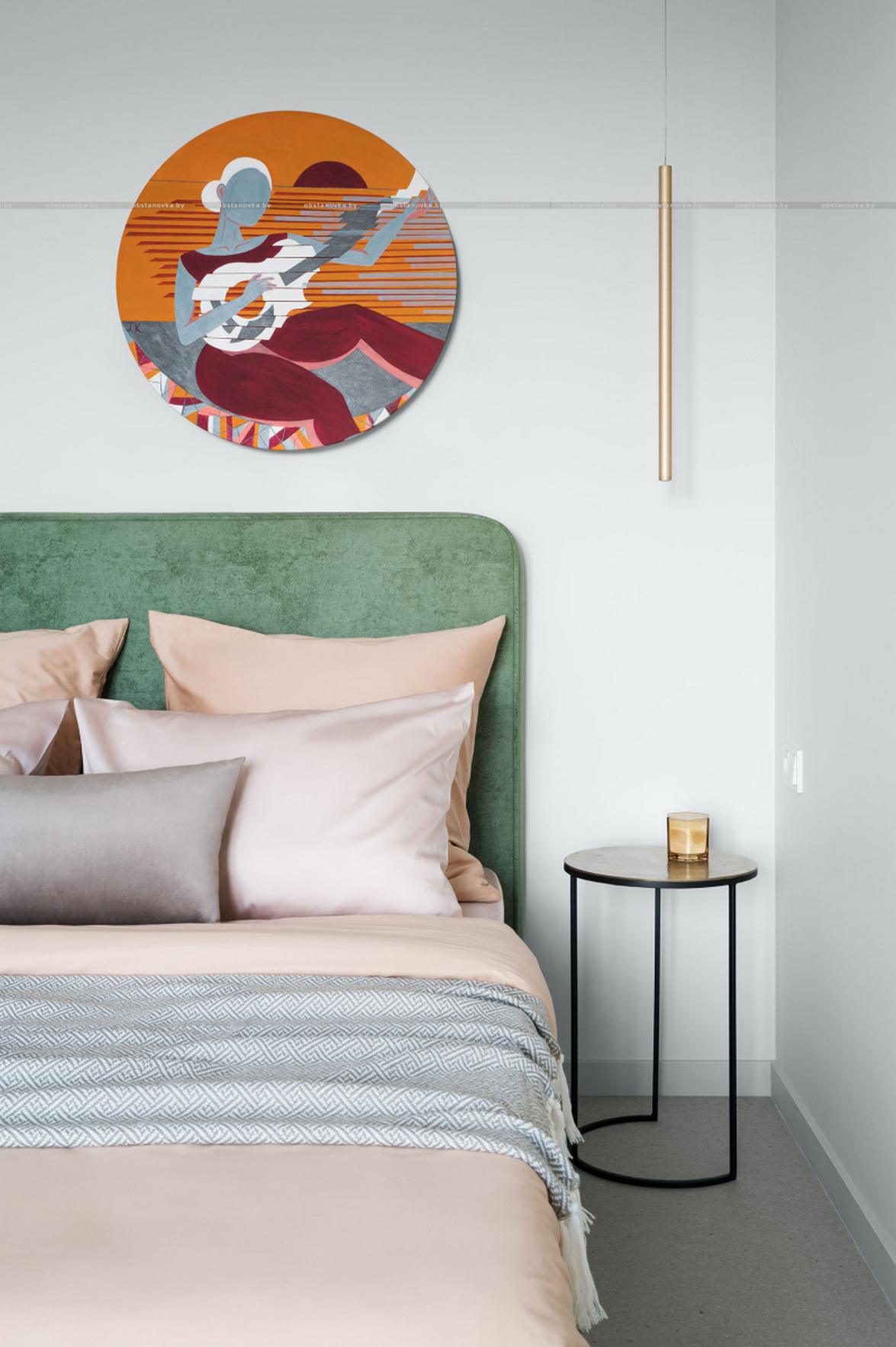 Konyha lett a fő látványelem: természetes kő és üde zöld árnyalatok 56 m²‑es lakásban