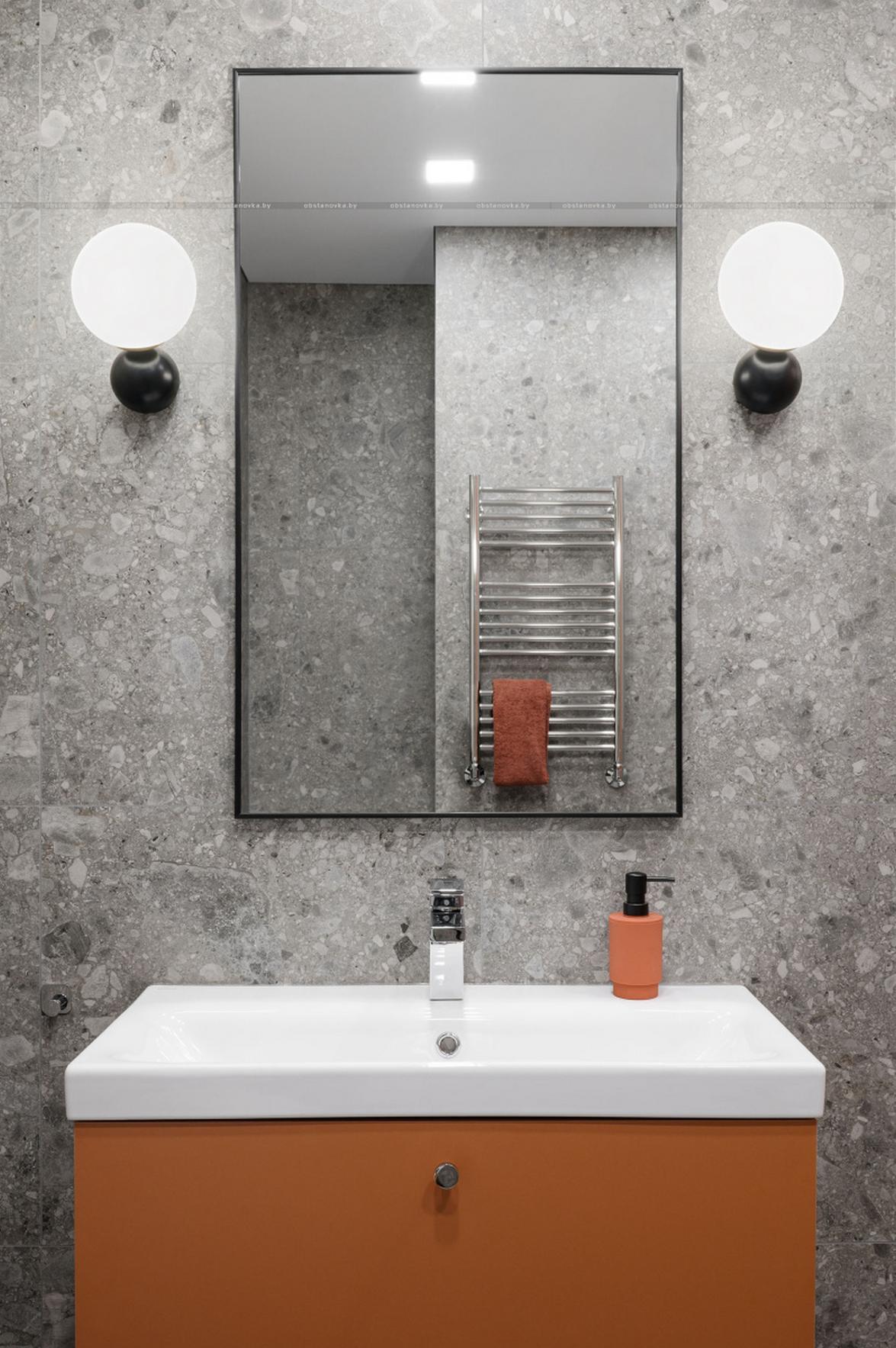 Konyha lett a fő látványelem: természetes kő és üde zöld árnyalatok 56 m²‑es lakásban