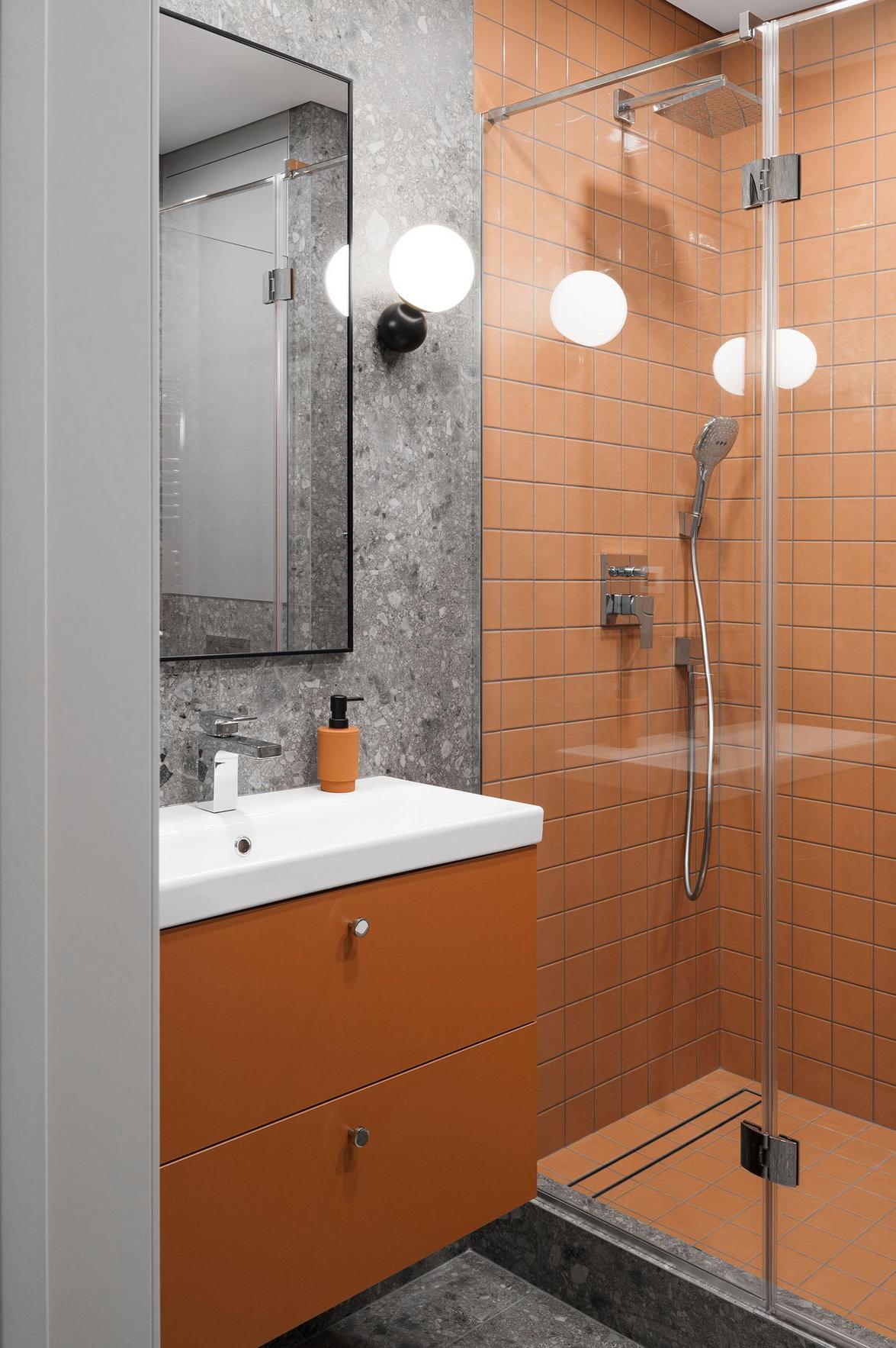 Konyha lett a fő látványelem: természetes kő és üde zöld árnyalatok 56 m²‑es lakásban