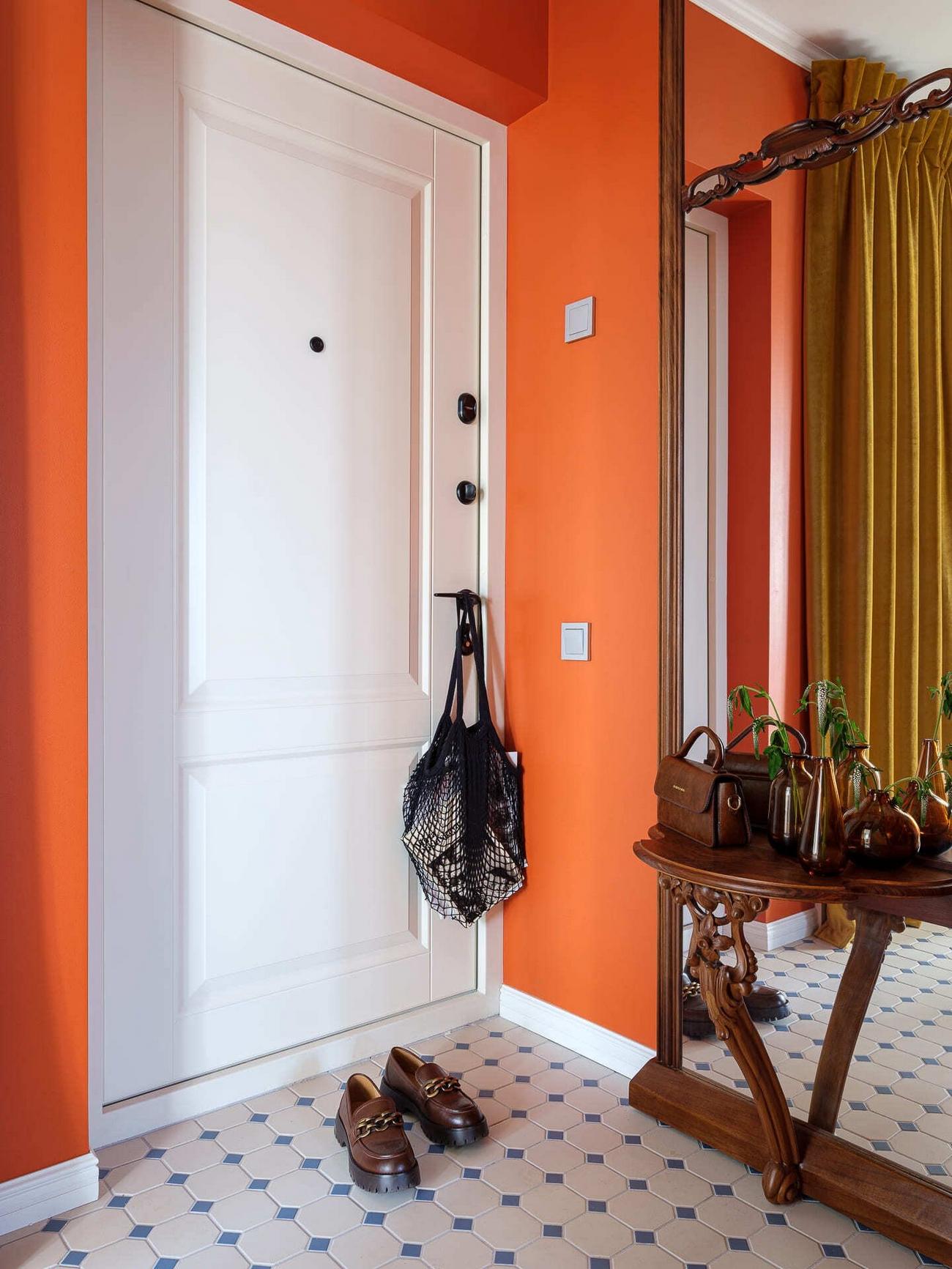 Körbejárható alaprajz nő modern klasszikus otthonában: színes előszoba, felújított kredenc