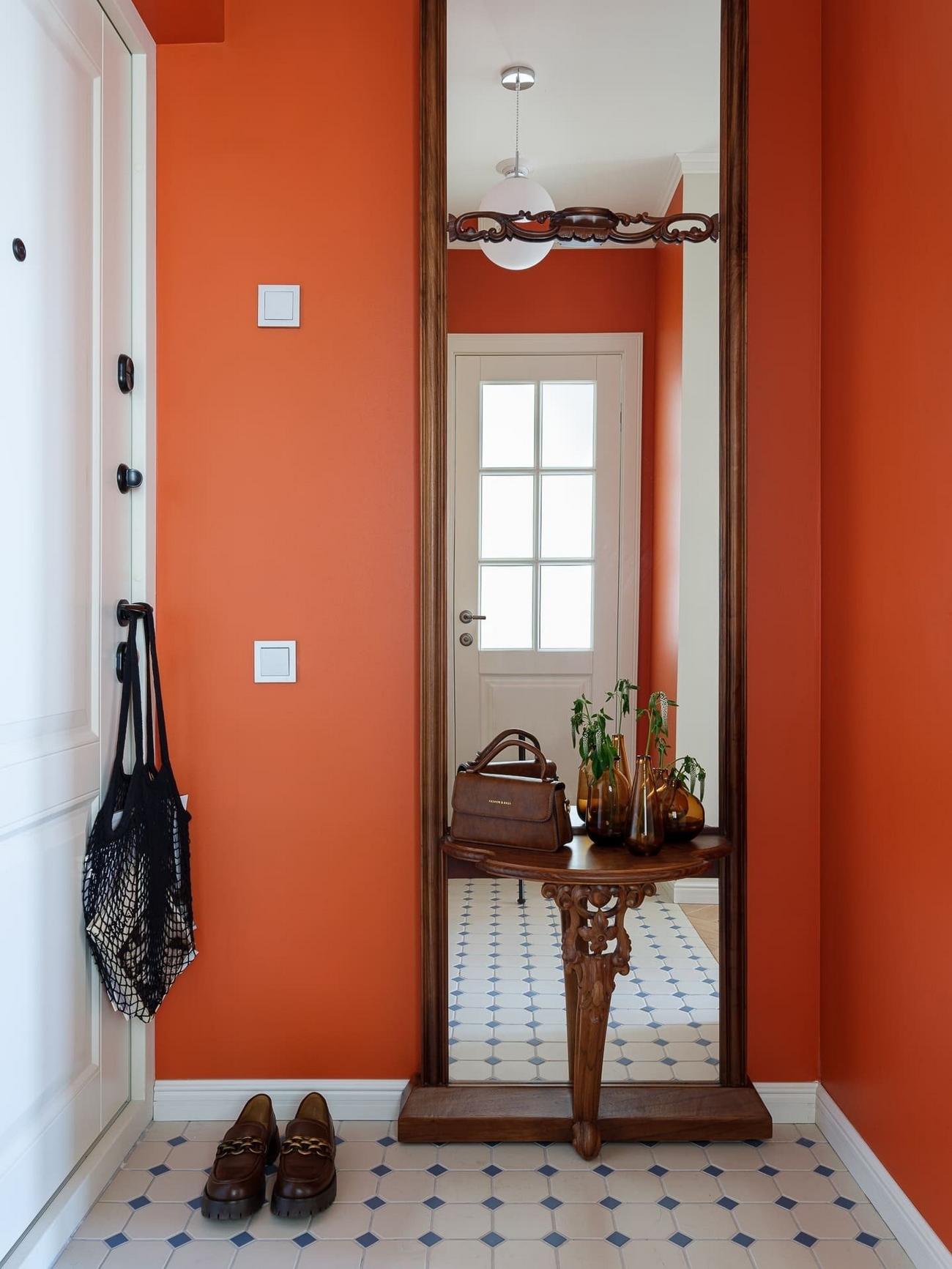 Körbejárható alaprajz nő modern klasszikus otthonában: színes előszoba, felújított kredenc